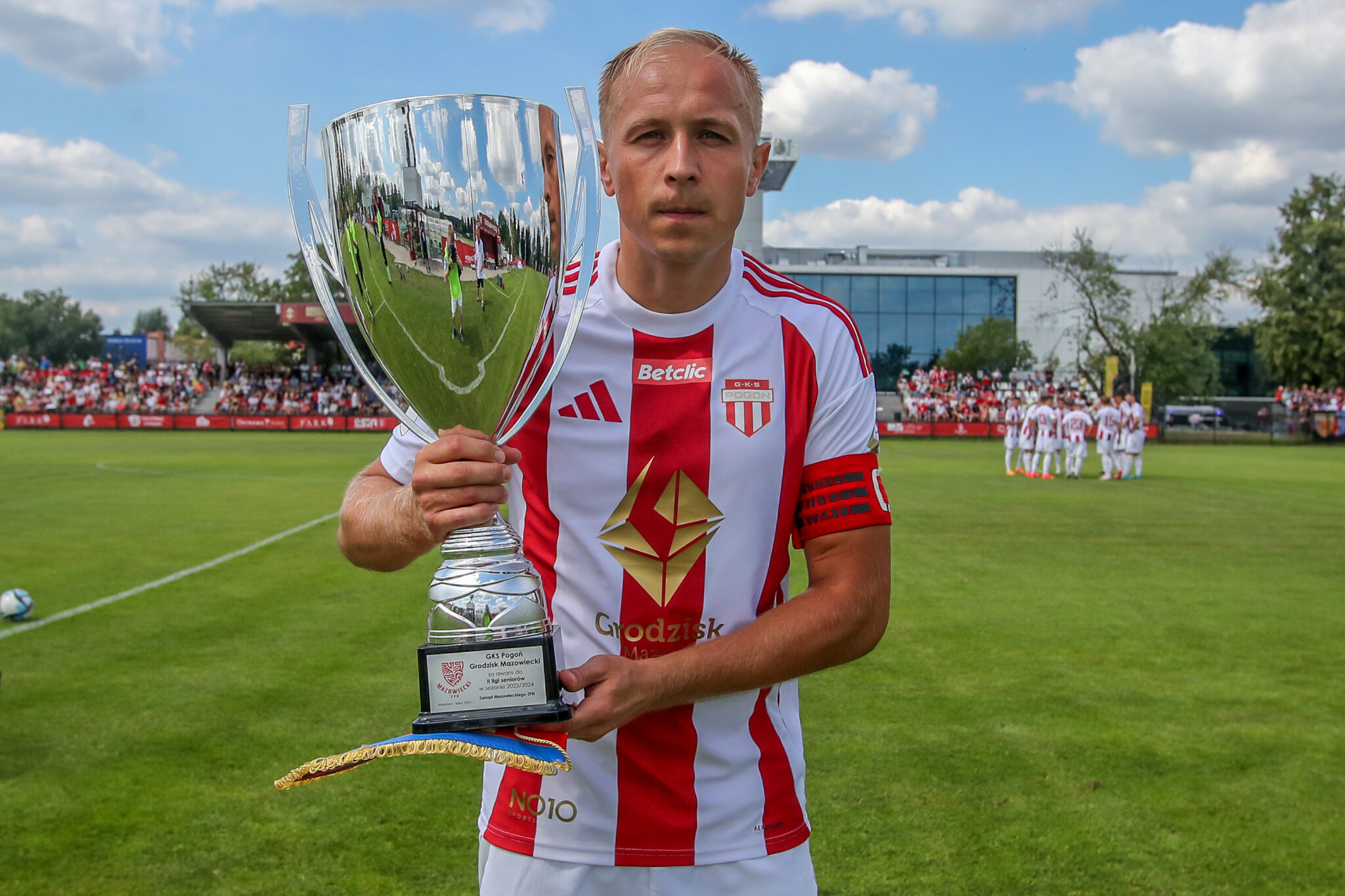 GRODZISK MAZOWIECKI 20.07.2024
MECZ 1. KOLEJKA BETCLIC II LIGA SEZON 2024/25 --- POLISH SECOND LEAGUE FOOTBALL MATCH: POGON GRODZISK MAZOWIECKI - POLONIA BYTOM
DAMIAN JARON Z PUCHAREM ZA AWANS DO II LIGI
FOT. MARCIN SZYMCZYK/400mm.pl