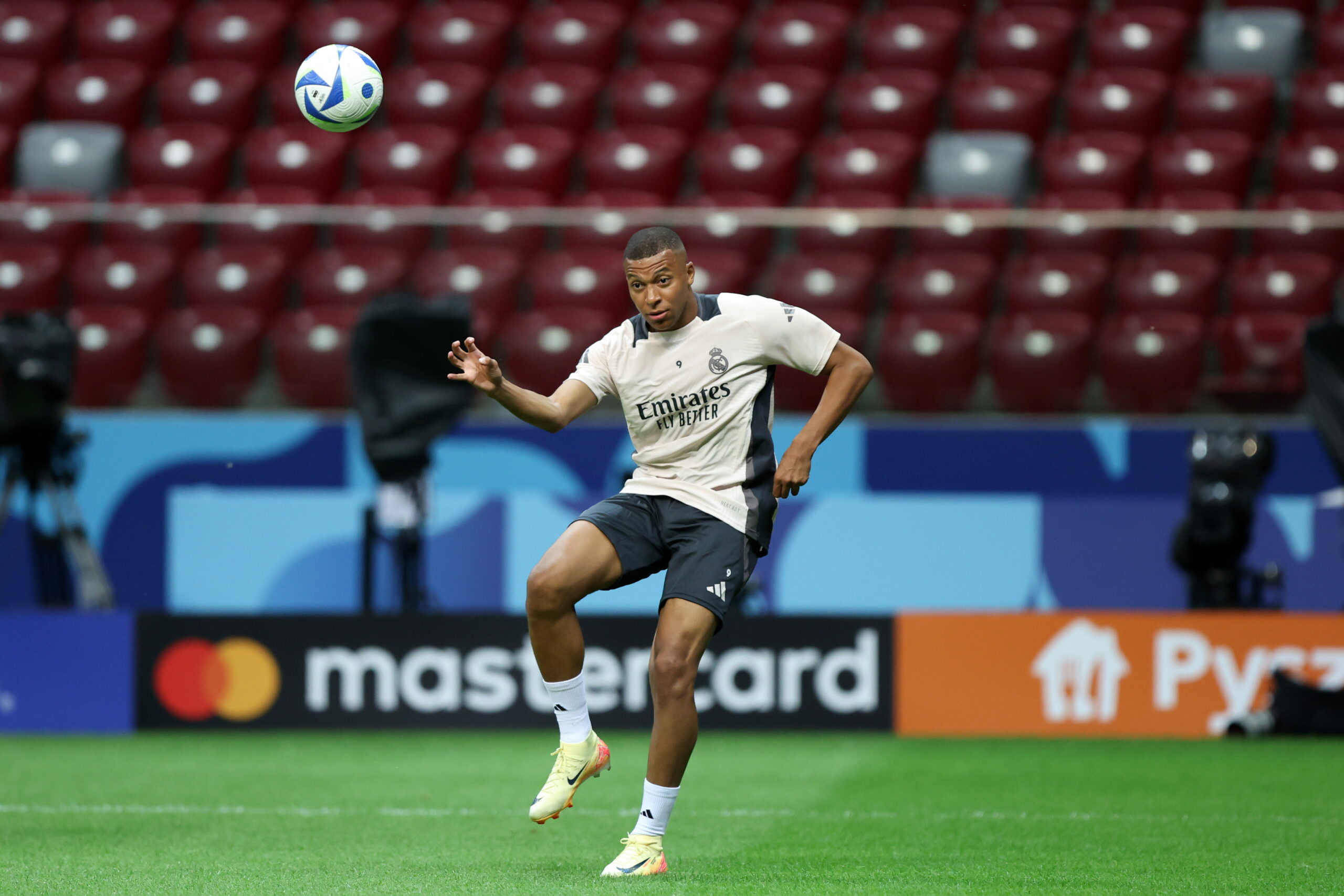 WARSZAWA 13.08.2024
TRENING REALU MADRYT PRZED MECZEM O SUPERPUCHAR EUROPY SEZON 2024/25 --- REAL MADRID TRAINING SESSION BEFORE UEFA SUPER CUP MATCH IN WARSAW
KYLIAN MBAPPE
FOT. PIOTR KUCZA/400mm.pl