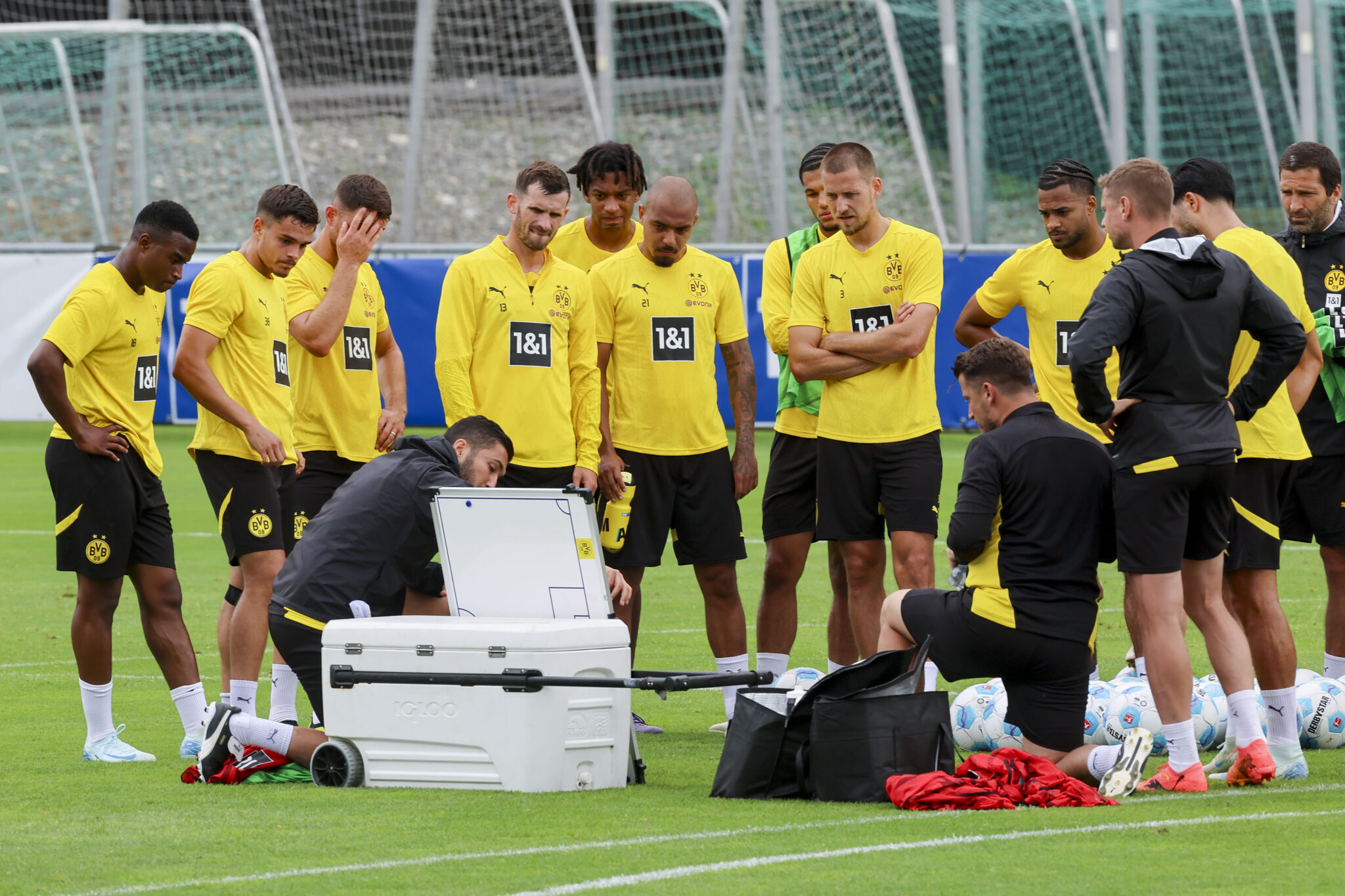 Trainer Nuri Sahin (Borussia Dortmund) erklaert seinen Spielern an einer Tafel die Taktik, Tag 8, Trainingslager Borussia Dortmund,  am 08. August 2024 in Bad Ragaz, Schweiz. (Foto von Marco Steinbrenner/DeFodi Images)

Trainer Nuri Sahin (Borussia Dortmund) explains the tactics to his players on a blackboard, Tag 8, Trainingslager Borussia Dortmund, , August 8, 2024 in Bad Ragaz, Switzerland. (Photo by Marco Steinbrenner/DeFodi Images)  
LIGA NIEMIECKA PILKA NOZNA SEZON 2024/2025
FOT. DEFODI IMAGES/newspix.pl / 400mm.pl

POLAND ONLY !!
---
newspix.pl / 400mm.pl