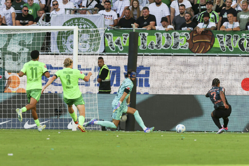 Serge Gnabry (FC Bayern Muenchen) scores with this shot past goalkeeper Kamil Grabara (VfL Wolfsburg) to make it 2:3 during the Bundesliga match between VfL Wolfsburg and FC Bayern MÃ¼nchen at Volkswagen Arena on August 25, 2024 in Wolfsburg, Germany.  (Photo by Marco Steinbrenner/DeFodi Images) 
LIGA NIEMIECKA PILKA NOZNA SEZON 2024/2025
FOT. DEFODI IMAGES/newspix.pl / 400mm.pl

POLAND ONLY !!
---
newspix.pl / 400mm.pl