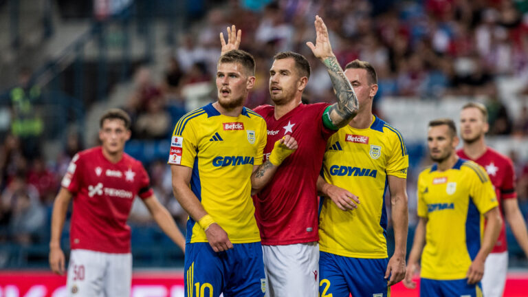 KRAKOW 19.08.2024 
BETCLICK I LIGA PILKA NOZNA SPORT FUTBOL 
WISLA KRAKOW - ARKA GDYNIA 
NZ Alan Uryga Karol Czubak 
FOT JAKUB GRUCA / 400mm.pl