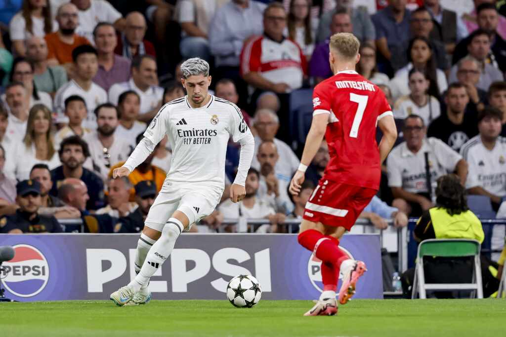 Federico Valverde (Real Madrid)  und Maximilian MittelstÃ¤dt (VfB Stuttgart) battle for the ball during the UEFA Champions League 2024/25 League Phase MD1 match between Real Madrid C.F. and VfB Stuttgart at Estadio Santiago BernabÃ©u on September 17, 2024 in Madrid, Spain.   (Photo by Manu Reino/DeFodi Images) 
LIGA MISTRZOW PILKA NOZNA SEZON 2024/2025
FOT.DEFODI IMAGES/newspix.pl / 400mm.pl
POLAND ONLY!

---
newspix.pl / 400mm.pl