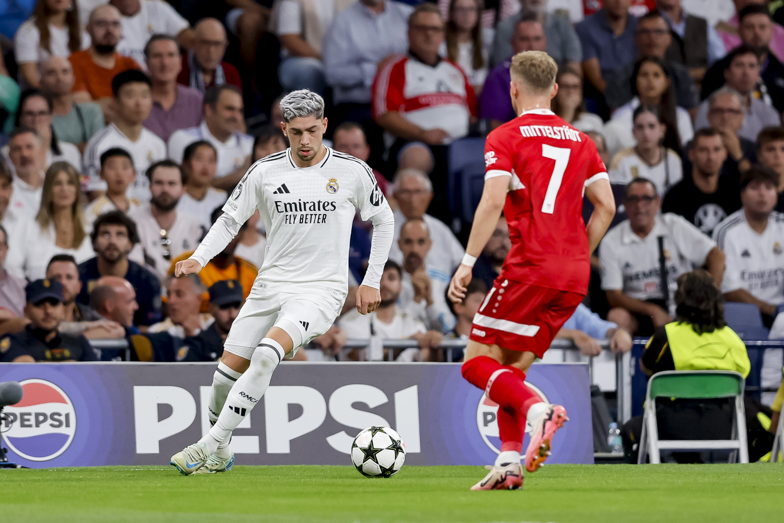 Federico Valverde (Real Madrid)  und Maximilian MittelstÃ¤dt (VfB Stuttgart) battle for the ball during the UEFA Champions League 2024/25 League Phase MD1 match between Real Madrid C.F. and VfB Stuttgart at Estadio Santiago BernabÃ©u on September 17, 2024 in Madrid, Spain.   (Photo by Manu Reino/DeFodi Images) 
LIGA MISTRZOW PILKA NOZNA SEZON 2024/2025
FOT.DEFODI IMAGES/newspix.pl / 400mm.pl
POLAND ONLY!

---
newspix.pl / 400mm.pl