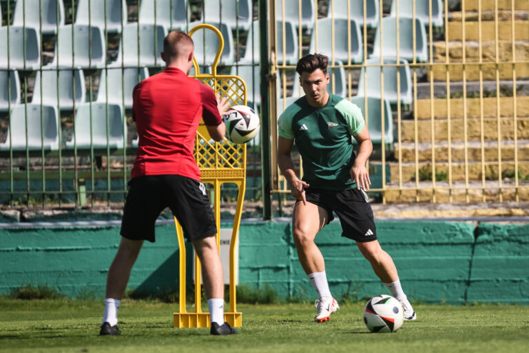 GDANSK 04.09.2024 
SPORT PILKA NOZNA PKO EKSTRAKLASA  SEZON 2024/25 LECHIA GDANSK TRENING --- FOOTBALL POLISH TOP LEAGUE SEASON 2024 - 2025 LECHIA GDANSK TRAINING --- 
NZ TRENER DAMIAN FOS COACH , LUIS FERNANDEZ TEIJEIRO , 
FOT. GRZEGORZ RADTKE / 400mm.pl