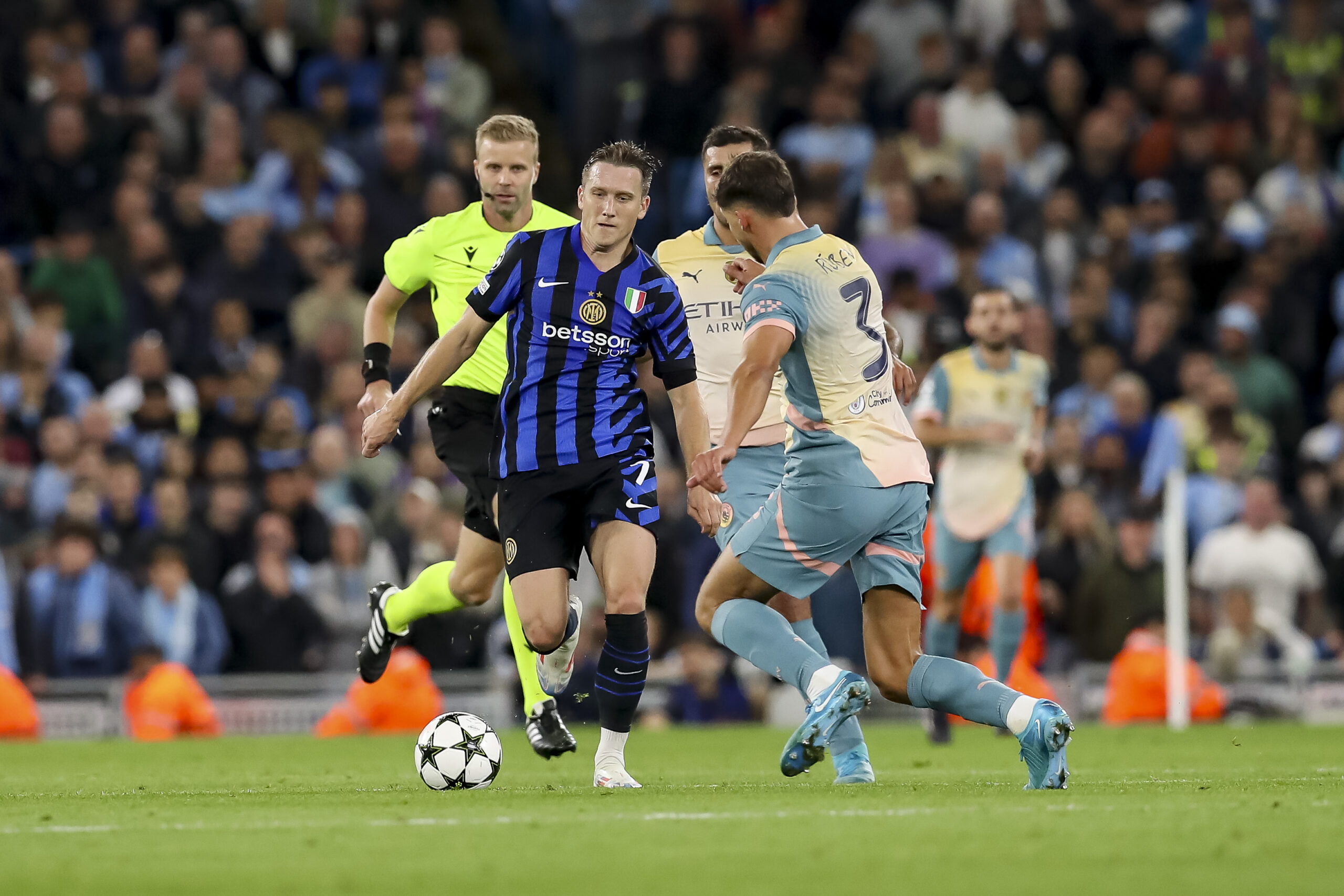 Piotr Zielinski (Inter Mailand)  und RĂşben Dias (Manchester City) battle for the ball during the UEFA Champions League 2024/25 League Phase MD1 match between Manchester City and FC Internazionale Milano at Etihad Stadium on September 18, 2024 in Manchester, England.   (Photo by Ryan Crockett/DeFodi Images)  
LIGA MISTRZOW UEFA PILKA NOZNA SEZON 2024/2025
FOT. DEFODI IMAGES/newspix.pl / 400mm.pl

POLAND ONLY !!
---
newspix.pl / 400mm.pl