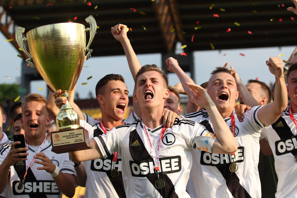 SZCZECIN, 28.06.2017
DRUGI MECZ FINALOWY CENTRALNEJ LIGI JUNIOROW POGON SZCZECIN - LEGIA WARSZAWA
CENTRAL JUNIORS LEAGUE SECOND FINAL MATCH POGON SZCZECIN - LEGIA WARSZAWA

NZ LEGIA WARSZAWA MISTRZEM POLSKI Z PUCHAREM KAPITAN LEGII GRZEGORZ AFTYKA

FOT. KRZYSZTOF CICHOMSKI / 400mm.pl