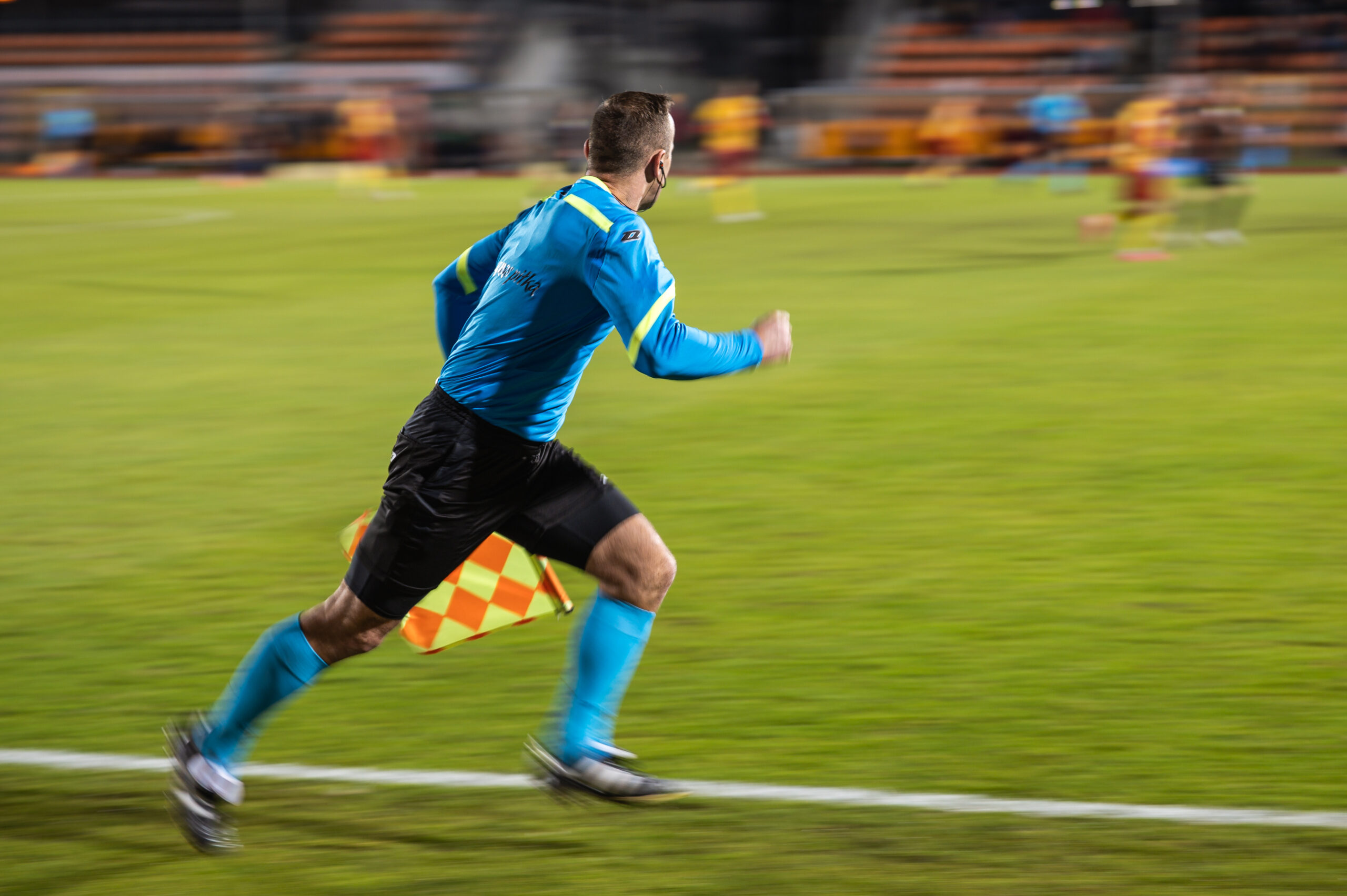 Glogow 06.11.2023
Pilka nozna 14. kolejka Fortuna 1. liga mecz Chrobry Glogow - Znicz Pruszkow --- Polish football first league 
n/z sedzia liniowy asystent bieg
FOT. P.Dziurman / 400mm.pl