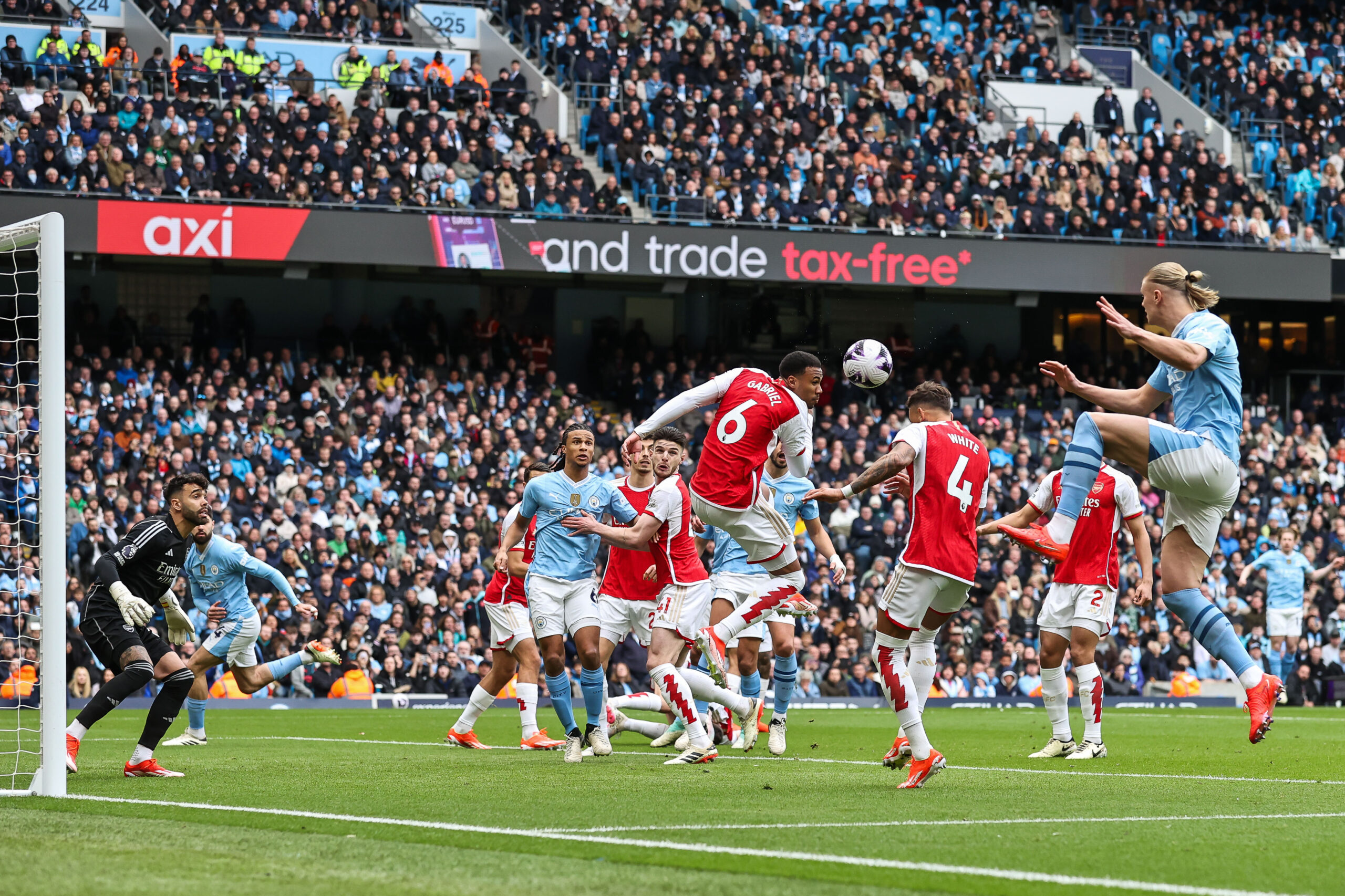 March 31, 2024, London, England, United Kingdom: Gabriel of Arsenal heads clear during the Premier League match Manchester City vs Arsenal at Etihad Stadium, Manchester, United Kingdom, 31st March 2024. (Credit Image: © Mark Cosgrove/News Images via ZUMA Press Wire) 
LIGA ANGIELSKA PILKA NOZNA SEZON 2023/2024
FOT. ZUMA/newspix.pl / 400mm.pl

POLAND ONLY !!!
---
newspix.pl / 400mm.pl