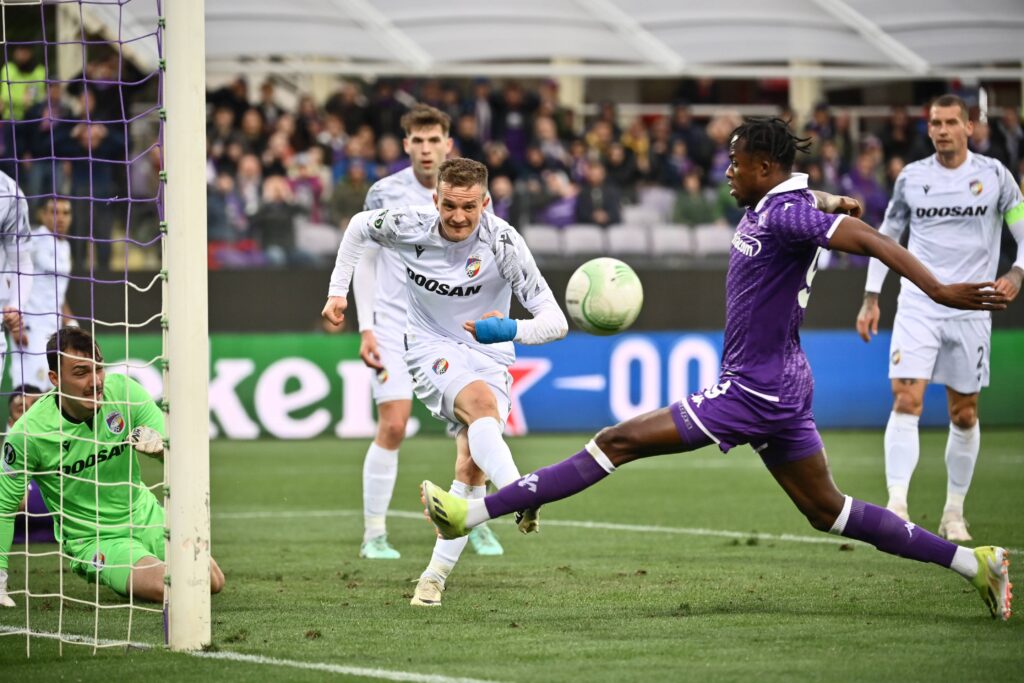 April 18, 2024, Firenze, Italia: PlzenĂ•s Jan Kopic fights for the ball with FiorentinaĂ•s Christian Kouame during the UEFA Conference League quarter-final 2nd leg match between Fiorentina and Viktoria Plzen at Artemio Franchi Stadium - Sport, Soccer - Florence, Italy - Thurday March 14, 2024 (Photo by Massimo Paolone/LaPresse) (Credit Image: © Massimo Paolone/LaPresse via ZUMA Press) 
LIGA KONFERENCJI EUROPY UEFA PILKA NOZNA SEZON 2023/2024
FOT. ZUMA/newspix.pl / 400mm.pl

POLAND ONLY !!!
---
newspix.pl / 400mm.pl