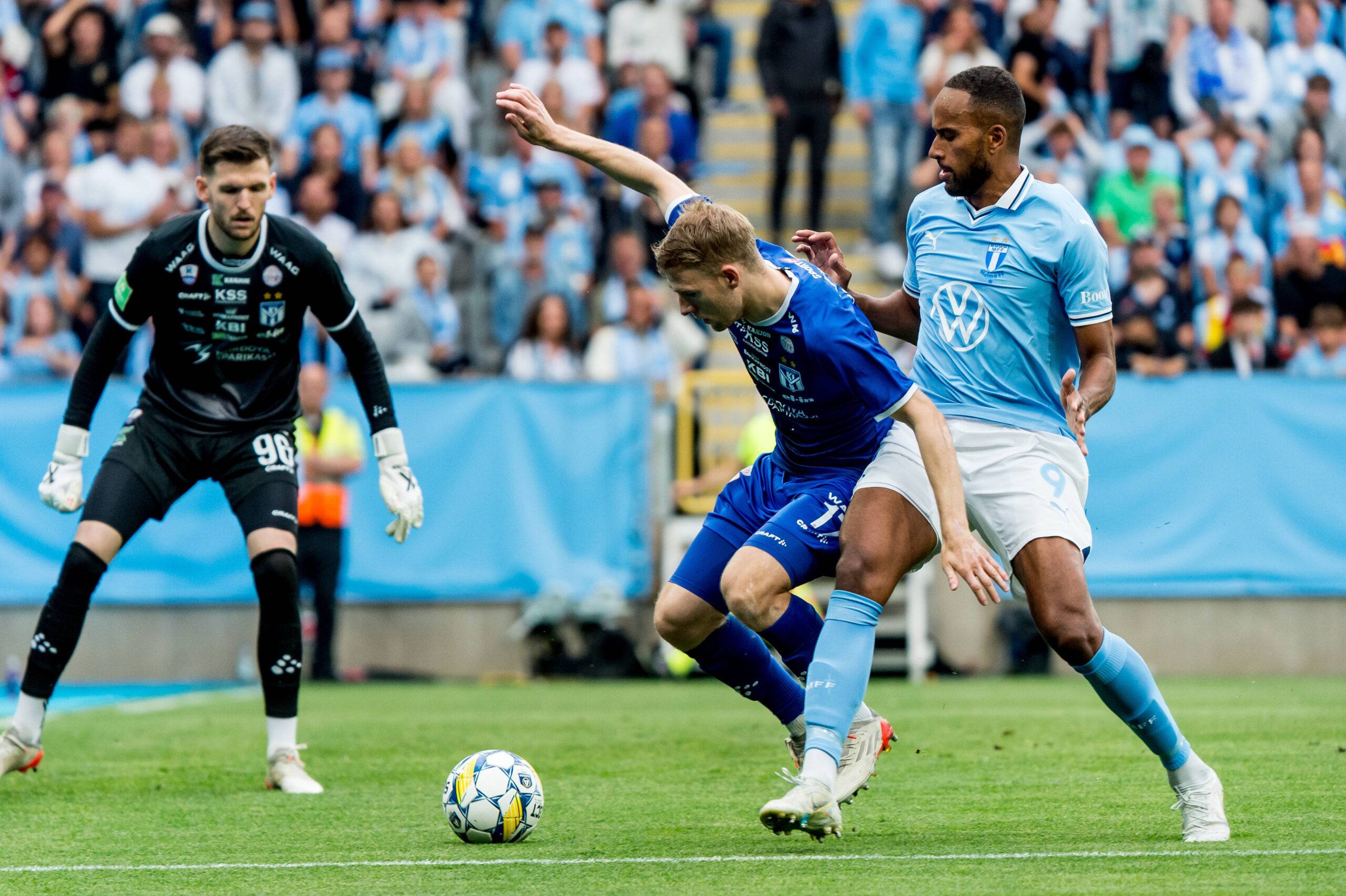 July 23, 2024, MalmÃ, Sweden: 240723 Mark Fabricius Jensen and Joannes Danielsen of Klaksvik and Isaac Kiese Thelin of Malmo FF during the UEFA Champions League football match between Malmo FF and Klaksvik on July 23, 2024 in Malmo. .Photo: Christian Ã–rnberg / BILDBYRÃ…N / COP 166 / CO0443.fotboll, football, soccer, fotball,champions league,malmo ff,kl (Credit Image: © Christian Ã–Rnberg/Bildbyran via ZUMA Press) 
KWALIFIKACJE ELIMINACJE DO LIGI MISTRZOW UEFA LIGA MISTRZOW PILKA NOZNA SEZON 2024/2025
FOT. ZUMA/newspix.pl / 400mm.pl

POLAND ONLY !!!
---
newspix.pl / 400mm.pl