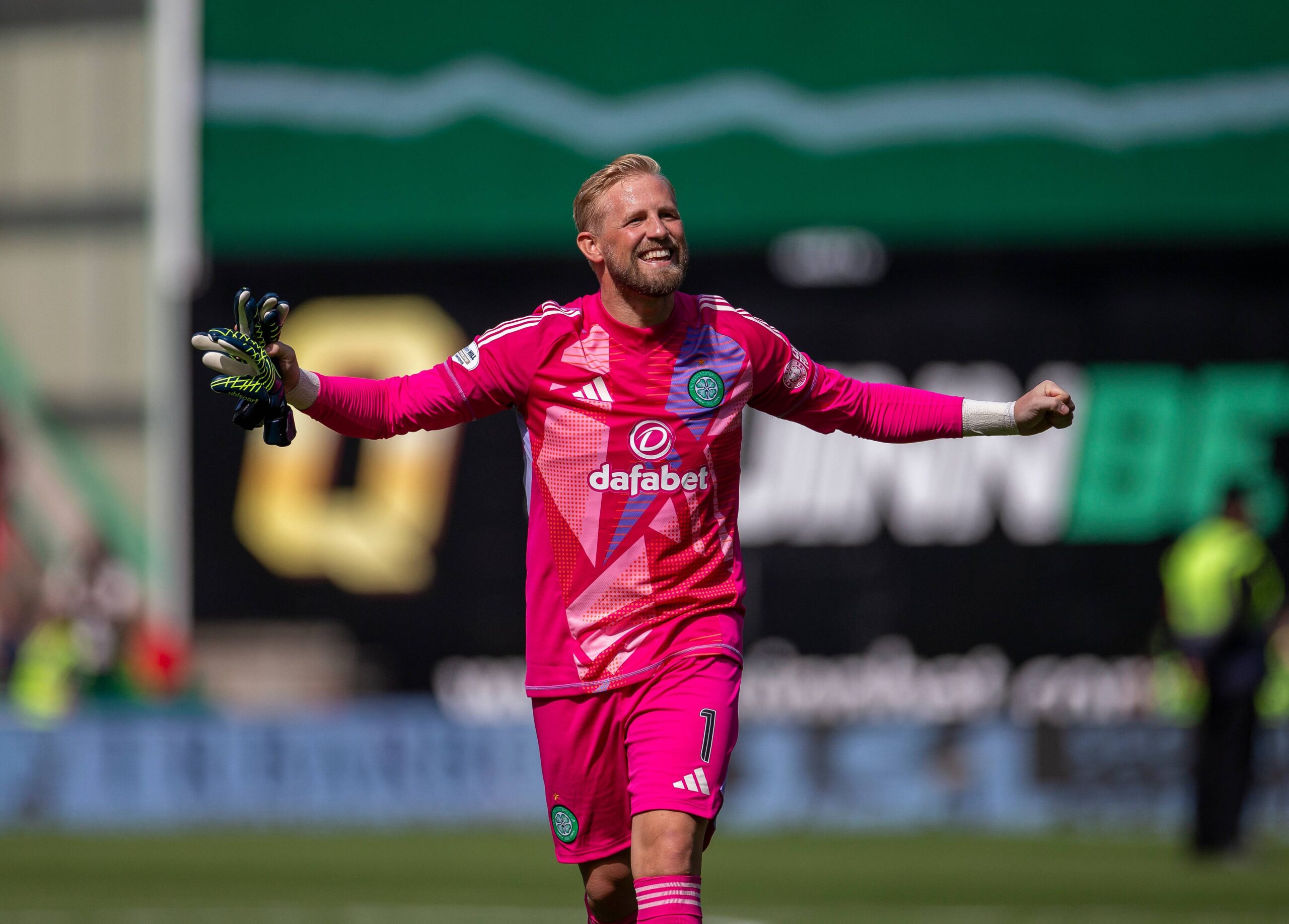 August 11, 2024, Edinburgh, Edinburgh, Scotland: 11th August 2024;  Easter Road, Edinburgh, Scotland: Scottish Premiership Football, Hibernian versus Celtic; New goalkeeper Kasper Schmeichel of Celtic celebrates towards the Celtic fans (Credit Image: © Vagelis Georgariou/Action Plus Sports via ZUMA Press Wire) 
LIGA SZKOCKA PILKA NOZNA SEZON 2024/2025
FOT. ZUMA/newspix.pl / 400mm.pl

POLAND ONLY !!!
---
newspix.pl / 400mm.pl