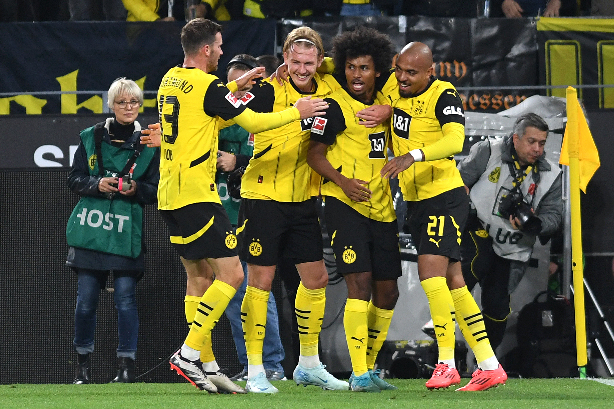 Pascal Gross (Borussia Dortmund), Julian Brandt (Borussia Dortmund), Karim Adeyemi (Borussia Dortmund) und Donyell Malen (Borussia Dortmund) Torjubel, jubelt mit seiner Mannschaft nach dem Treffer zum 2:0 waehrend des Spiels der 1. Bundesliga zwischen Borussia Dortmund und 1. FC Heidenheim 1846, SIGNAL IDUNA PARK am 13. September 2024 in Dortmund, Deutschland. (Foto von Ralf Treese/DeFodi Images) +++ 

Pascal Gross (Borussia Dortmund), Julian Brandt (Borussia Dortmund), Karim Adeyemi (Borussia Dortmund) und Donyell Malen (Borussia Dortmund) celebrates after scoring his team’s second goal with teammates during the Bundesliga match between Borussia Dortmund and 1. FC Heidenheim 1846 at Signal Iduna Park on September 13, 2024 in Dortmund, Germany. (Photo by Ralf Treese/DeFodi Images) DFL regulations prohibit any use of photographs as image sequences and/or quasi-video.
LIGA NIEMIECKA PILKA NOZNA SEZON 2024/2025

FOT.DEFODI IMAGES/newspix.pl / 400mm.pl
POLAND ONLY!

---
newspix.pl / 400mm.pl