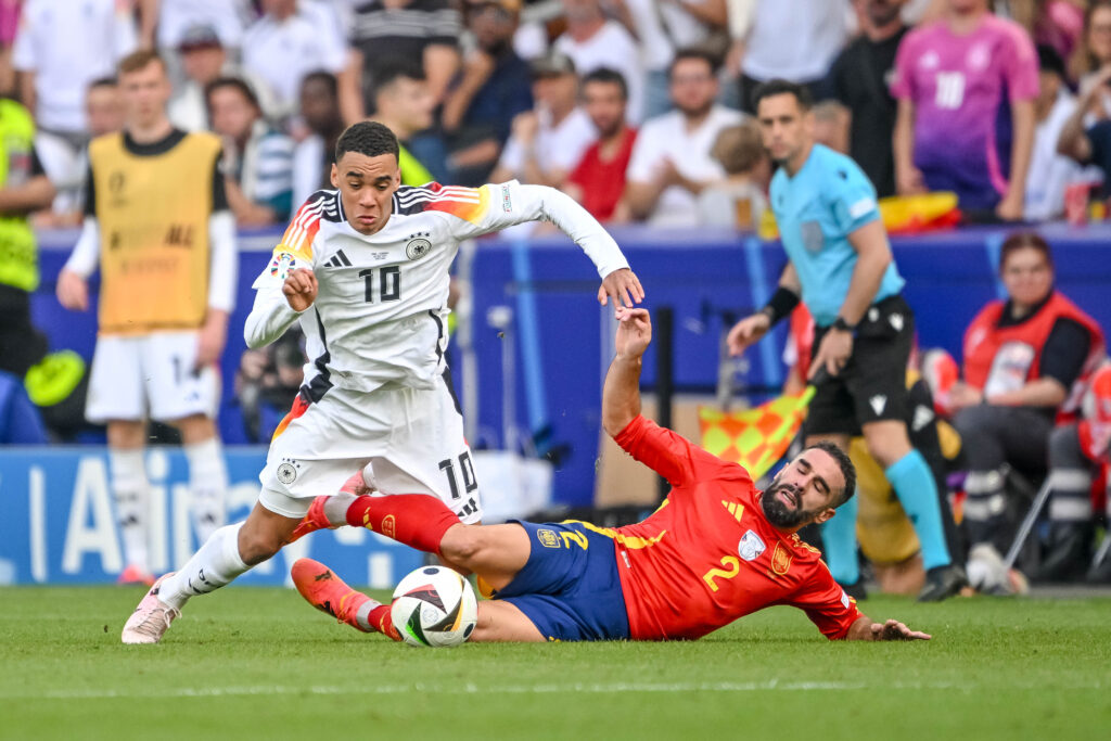 Jamal Musiala (Germany) und Dani Carvajal (Spain) im Zweikampf waehrend des Viertelfinales der UEFA EURO 2024 zwischen Spanien und Deutschland, Arena Stuttgart am 05. July 2024 in Stuttgart, Deutschland. (Foto von Harry Langer/DeFodi Images)     

Jamal Musiala (Germany) und Dani Carvajal (Spain) battle for the ball during the UEFA EURO 2024 - Quarter-final match between Spain and Germany at Arena Stuttgart on July 5, 2024 in Stuttgart, Germany. (Photo by Harry Langer/DeFodi Images)  
PILKA NOZNA EURO MISTRZOSTWA EUROPY NIEMCY - HISZPANIA
FOT. DEFODI IMAGES/newspix.pl / 400mm.pl
POLAND ONLY!
---
newspix.pl / 400mm.pl