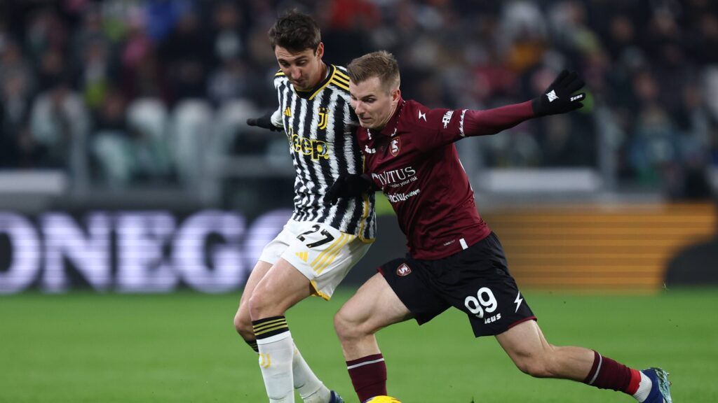 Andrea Cambiaso of Juventus Fc and Mateusz Legowski of Us Salernitana battle for the ball during the Coppa Italia match beetween Juventus Fc and Us Salernitana at Allianz Stadium on January 4, 2024 in Turin, Italy .  (Photo by sportinfoto/DeFodi Images)  
PUCHAR WLOCH PILKA NOZNA SEZON 2023/2024

FOT.DEFODI IMAGES/newspix.pl / 400mm.pl
POLAND ONLY!

---
newspix.pl / 400mm.pl