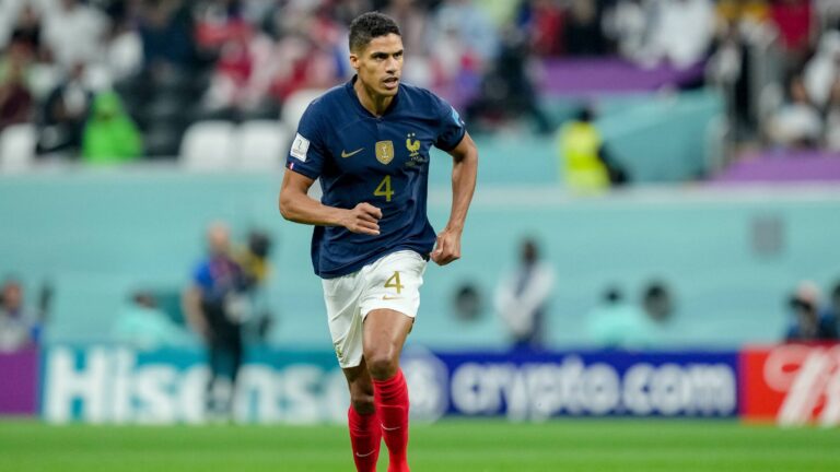 Al Khor, Katar, 10.12.2022: Raphael Varane (France) kontrolliert den Ball waehrend des Spiels der FIFA World Cup Qatar 2022 - Quarter-finals zwischen England und Frankreich im Al Bayt Stadion am 10. December 2022 in Al Khor, Katar. (Foto von Mohammad Karamali/DeFodi Images)

Al Khor, Qatar, 10.12.2022: Raphael Varane (France) controls the ball during the FIFA World Cup Qatar 2022 - Quarter-finals match between England and France at Al Bayt Stadium on December 10, 2022 in Al Khor, Qatar. (Photo by Mohammad Karamali/DeFodi Images) 
MUNDIAL MS FIFA KATAR 2022 MISTRZOSTWA SWIATA W PILCE NOZNEJ PILKA NOZNA MECZ 
MECZ ANGLIA VS FRANCJA
FOT.DEFODI IMAGES/newspix.pl / 400mm.pl
POLAND ONLY!

---
newspix.pl / 400mm.pl