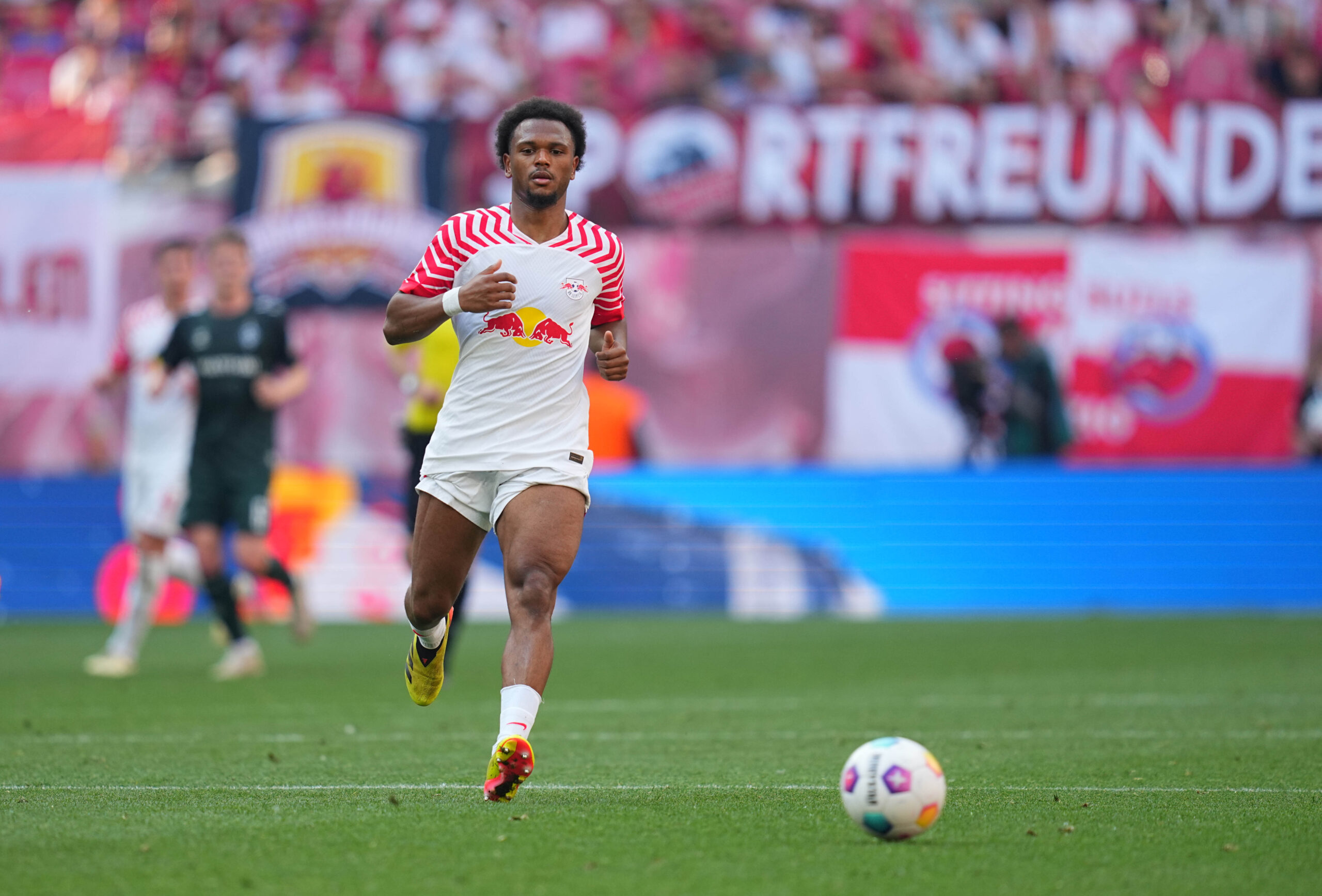 Loïs Openda (RB Leipzig) kontrolliert den ball, 1. Bundesliga - 33. Spieltag,  RB Leipzig vs Werder Bremen, Red Bull Arena am 11. May 2024 in Leipzig, Deutschland. (Foto von Ulrik Pedersen/DeFodi Images)

Loïs Openda (RB Leipzig) controls the ball, 1. Bundesliga - 33. Spieltag,  RB Leipzig vs Werder Bremen, Red Bull Arena on May 11, 2024 in Leipzig, Germany. (Photo by Ulrik Pedersen/DeFodi Images) DFB / DFL REGULATIONS PROHIBIT ANY USE OF PHOTOGRAPHS AS IMAGE SEQUENCES AND/OR QUASI-VIDEO. 
LIGA NIEMIECKA PILKA NOZNA SEZON 2023/2024
FOT. DEFODI IMAGES/newspix.pl / 400mm.pl

POLAND ONLY !!!
---
newspix.pl / 400mm.pl