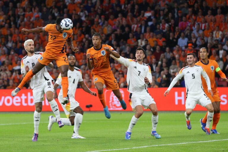 Denzel Dumfries (Niederlande) und Robert Andrich (Deutschland) im Zweikampf waehrend des UEFA Nations League 2024/2025 League A - Gruppe 3 spiels zwischen Niederlande und Deutschland, Johan Cruijff ArenA am 10. September 2024 in Amsterdam, Niederlande. (Foto von Oliver Kaelke/DeFodi Images) +++ 

Denzel Dumfries (Niederlande) und Robert Andrich (Deutschland) battle for the ball during the UEFA Nations League 2024/2025 League A - Group 3 match between Netherlands and Germany at Johan Cruijff ArenA on September 10, 2024 in Amsterdam, Netherlands. (Photo by Oliver Kaelke/DeFodi Images)  
LIGA NARODOW UEFA PILKA NOZNA SEZON 2024/2025
HOLANDIA v NIEMCY
FOT. DEFODI IMAGES/newspix.pl / 400mm.pl

POLAND ONLY !!
---
newspix.pl / 400mm.pl