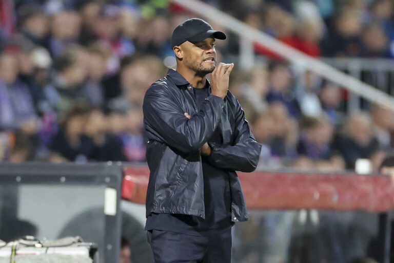 Trainer Vincent Kompany (FC Bayern Muenchen) schaut waehrend des Spiels der 1. Bundesliga zwischen Holstein Kiel und FC Bayern Munchen, Holstein-Stadion am 14. September 2024 in Kiel, Deutschland. (Foto von Marco Steinbrenner/DeFodi Images) +++ 

Trainer Vincent Kompany (FC Bayern Muenchen) looks on during the Bundesliga match between Holstein Kiel and FC Bayern Munchen at Holstein Stadium on September 14, 2024 in Kiel, Germany. (Photo by Marco Steinbrenner/DeFodi Images) DFL regulations prohibit any use of photographs as image sequences and/or quasi-video. (Photo by Marco Steinbrenner/DeFodi Images)
LIGA NIEMIECKA PILKA NOZNA SEZON 2024/2025

FOT.DEFODI IMAGES/newspix.pl / 400mm.pl
POLAND ONLY!

---
newspix.pl / 400mm.pl