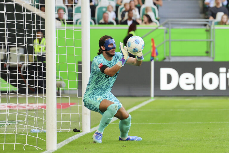 Torhueter Kamil Grabara (VfL Wolfsburg) controls the ball during the Bundesliga match between VfL Wolfsburg and FC Bayern München at Volkswagen Arena on August 25, 2024 in Wolfsburg, Germany.  (Photo by Marco Steinbrenner/DeFodi Images) 
LIGA NIEMIECKA PILKA NOZNA SEZON 2024/2025
FOT. DEFODI IMAGES/newspix.pl / 400mm.pl

POLAND ONLY !!
---
newspix.pl / 400mm.pl