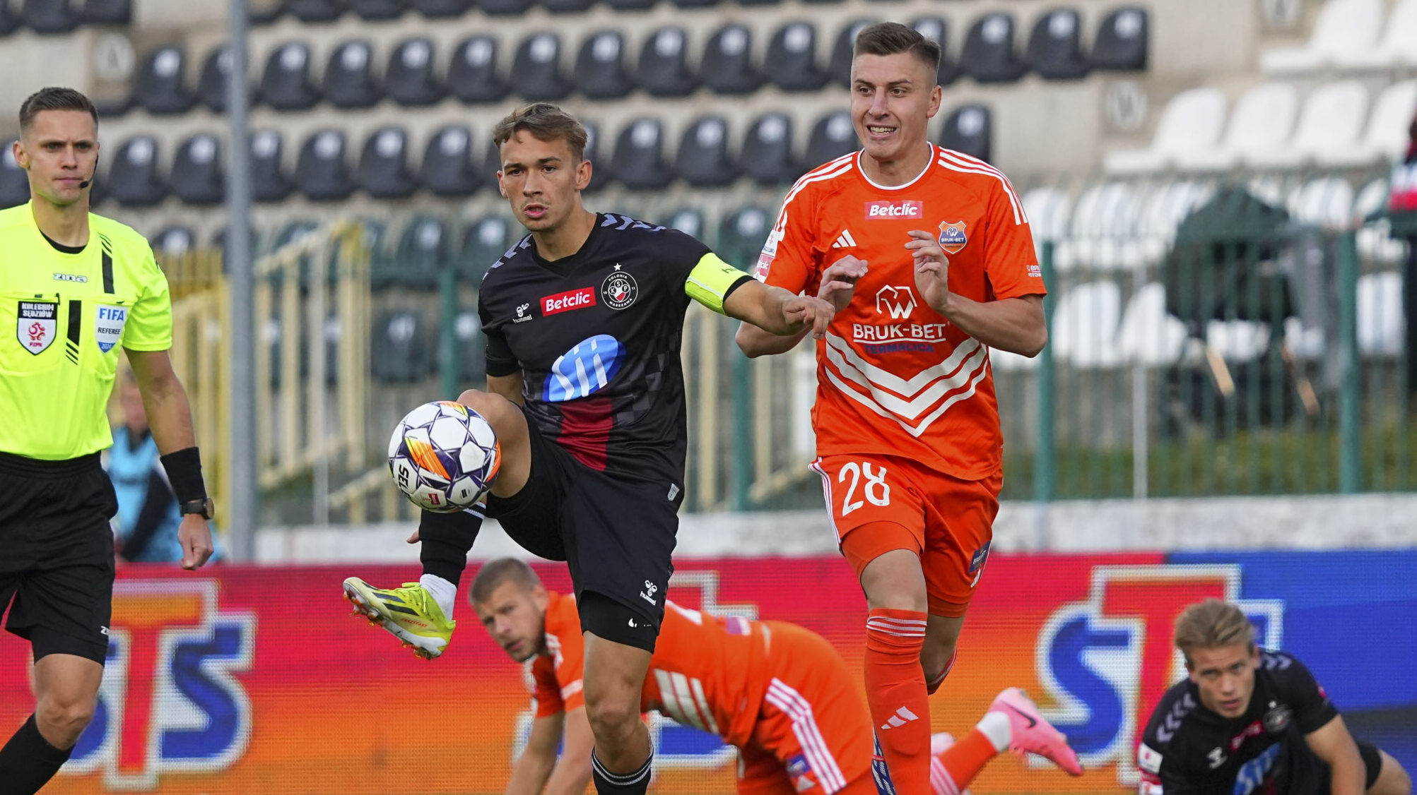 WARSZAWA 29.09.2024
BETCLIC 1 LIGA PILKA NOZNA MECZ 11 KOLEJKI SEZON 2024/25 — POLISH FOOTBALL FIRST LEAGUE MATCH: POLONIA WARSZAWA - BRUK-BET TERMALICA NIECIECZA
NZ DAMIAN SYLWESTRZAK KRZYSZTOF KOTON MACIEJ AMBROSIEWICZ 
FOT. PAWEL WOJCIK/400mm.pl