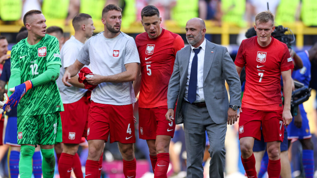 DORTMUND 25.06.2024
MECZ III RUNDA GRUPA D MISTRZOSTW EUROPY 2024: FRANCJA - POLSKA --- THIRD ROUND GROUP D UEFA EURO 2024 MATCH FRANCE - POLAND AT SIGNAL IDUNA PARK IN DORTMUND
NZ PODZIEKOWANIA PO MECZU TRENER MICHAL PROBIERZ SEBASTIAN WALUKIEWICZ JAN BEDNAREK KAROL SWIDERSKI LUKASZ SKORUPSKI (GK_
FOT. JACEK STANISLAWEK / 400mm.pl