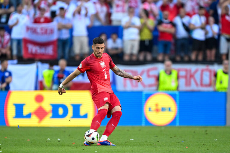 EM 2024: Frank - Polen am 25.06.2024 im BVB Stadion in Dortmund Jakub Moder 8 of Poland runs with the ball. *** Euro 2024 France Poland on 25 06 2024 at the BVB Stadium in Dortmund Jakub Moder 8 of Poland runs with the ball MT,Image: 884805565, License: Rights-managed, Restrictions: , Model Release: no, Credit line: osnapix / Titgemeyer / imago sport / Forum