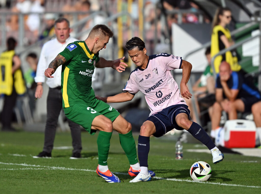 Krakow, 26.07.2024 r. Mecz 2. kolejki PKO Bank Polski Ekstraklasy rozegrany w Krakowie pomiedzy Puszcza Niepolomice i Gornik Zabrze. N/z: Dawid Abramowicz (L) Soichiro Kozuki (P).,Image: 892767754, License: Rights-managed, Restrictions: , Model Release: no, Credit line: Alex Kuhn / ArtService / Forum