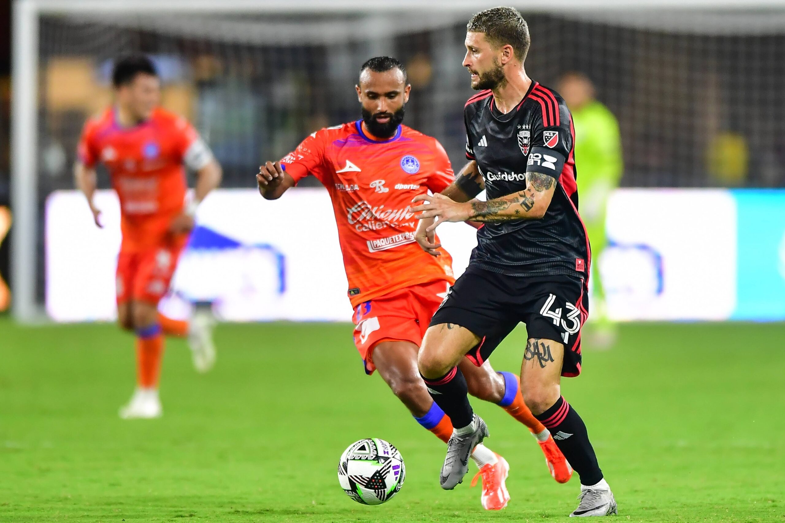 RECORD DATE NOT STATED Leagues Cup 2024 DC United vs Mazatlan FC - Round of 32 Jordan Sierra L of Mazatlan fights for the ball with Mateusz Klich R of DC United during the match between DC United and Mazatlan FC as part of Round of 32 of the 2024 Leagues Cup at Audi Field Stadium on August 09, 2024 in Washington, United States. WASHINGTON UNITED STATES UNITED STATES Copyright: xIsaacxOrtizx 20240809201659_LC_24_R32_DCU_MAZ_KLICH82,Image: 897526899, License: Rights-managed, Restrictions: PUBLICATIONxNOTxINxMEXxCHNxRUS, Model Release: no, Credit line: Isaac Ortiz / imago sport / Forum