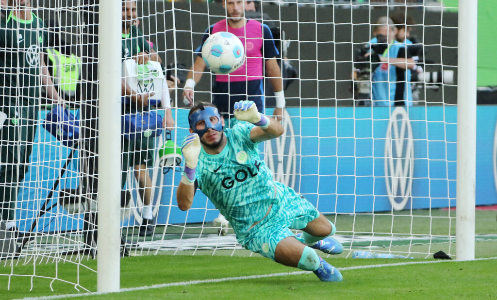 Torwart Kamil Grabara mit Gesichtsschutz Maske / Einzelbild / Freisteller / Aktion / / Fußball Fussball / DFL 1.Bundesliga Herren / 1. Spieltag Saison 2024/2025 / 25.08.2024 / VfL Wolfsburg WOB vs. FC Bayern München FCB / DFL regulations prohibit any use of photographs as image sequences and/or quasi-video. / *** Goalkeeper Kamil Grabara with face protection mask single image cropping action sport soccer soccer DFL 1 Bundesliga men 1 matchday season 2024 2025 25 08 2024 VfL Wolfsburg WOB vs FC Bayern München FCB DFL regulations prohibit any use of photographs as image sequences and or quasi video,Image: 901719603, License: Rights-managed, Restrictions: , Model Release: no, Credit line: O.Behrendt / imago sport / Forum