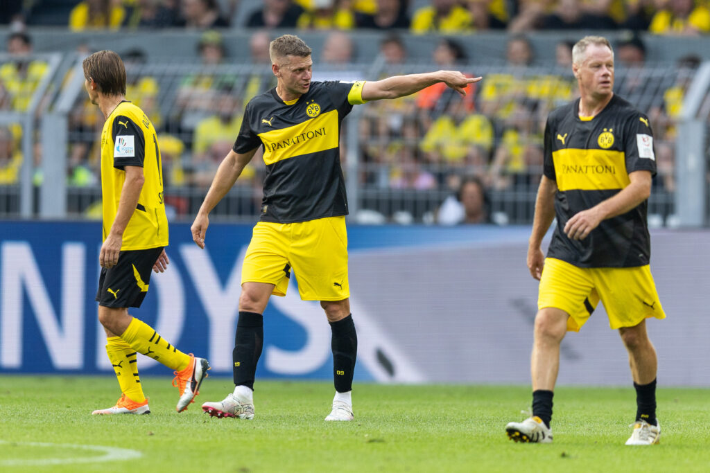 Fussball Abschiedsspiel Jakub Blaszczykowski und Lukas Piszczek am 07.09.2024 im Signal Iduna Park in Dortmund

Lukas Piszczek dirigiert seine Mitspieler

Foto: Revierfoto,Image: 905597971, License: Rights-managed, Restrictions: , Model Release: no, Credit line: Revierfoto / ddp images / Forum