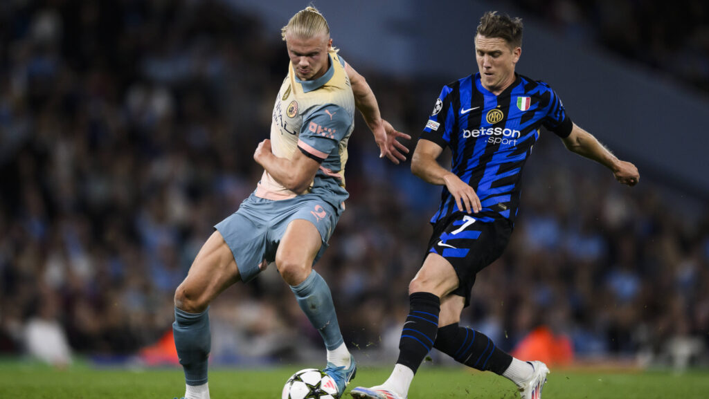 Manchester City FC V FC internazionale - UEFA Champions League Erling Haaland of Manchester CIty FC competes for the ball with Piotr Zielinski of FC Internazionale during the UEFA Champions League 2024/25 League Phase MD1 football match between Manchester City FC and FC Internazionale. Manchester United, ManU Kingdom Copyright: xNicolňxCampox,Image: 909573413, License: Rights-managed, Restrictions: , Model Release: no, Credit line: IMAGO / imago sport / Forum