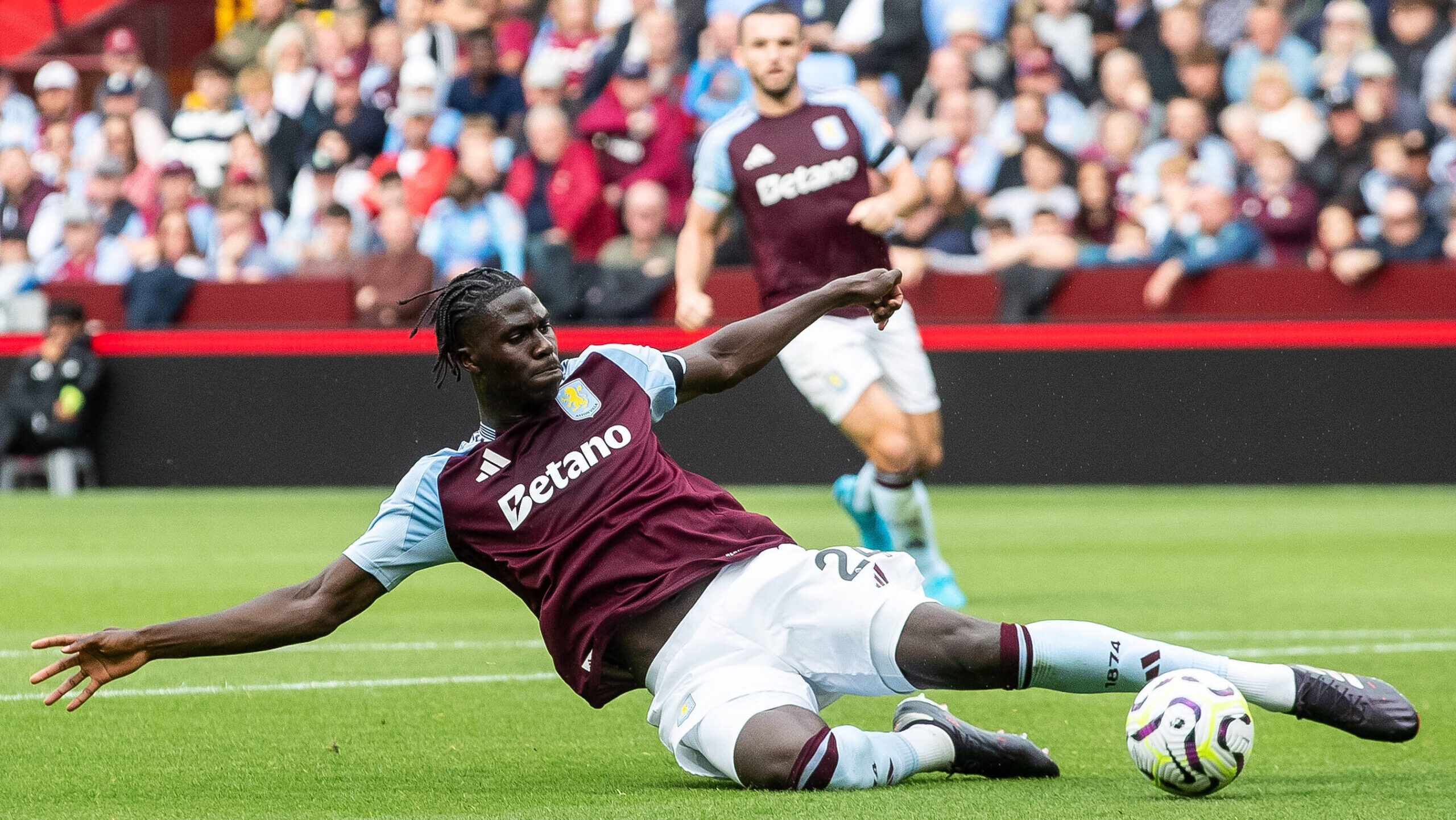 Aston Villa v Wolverhampton Wanderers Premier League 21/09/2024. Aston Villa midfielder Amadou Onana 24 during the Premier League match between Aston Villa and Wolverhampton Wanderers at Villa Park, Birmingham, England on 21 September 2024. Birmingham Villa Park West Midlands England Editorial use only DataCo restrictions apply See www.football-dataco.com , Copyright: xManjitxNarotrax PSI-20461-0048,Image: 910625725, License: Rights-managed, Restrictions: , Model Release: no, Credit line: Manjit Narotra / imago sport / Forum