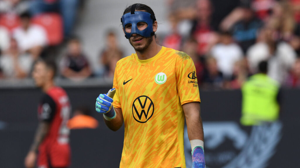 Torhueter Kamil Grabara  VFL Wolfsburg  mit Gesichtsschutzmaske. GER, Bayer 04 Leverkusen vs VFL Wolfsburg, Fussball, Bundesliga, 4. Spieltag, Spielzeit 2024/2025, 22.09.2024 DFL REGULATIONS PROHIBIT ANY USE OF PHOTOGRAPHS AS IMAGE SEQUENCES AND/OR QUASI-VIDEO GER, Bayer 04 Leverkusen vs VFL Wolfsburg, Fussball, Bundesliga, 4. Spieltag, Spielzeit 2024/2025, 22.09.2024 Leverkusen *** Goalkeeper Kamil Grabara VFL Wolfsburg with face mask GER, Bayer 04 Leverkusen vs VFL Wolfsburg, Football, Bundesliga, Matchday 4, Season 2024 2025, 22 09 2024 DFL REGULATIONS PROHIBIT ANY USE OF PHOTOGRAPHS AS IMAGE SEQUENCES AND OR QUASI VIDEO GER, Bayer 04 Leverkusen vs VFL Wolfsburg, Football, Bundesliga, Matchday 4, Season 2024 2025, 22 09 2024 Leverkusen Copyright: xEibner-Pressefoto/ThomasxThienelx EP_TTL,Image: 911067794, License: Rights-managed, Restrictions: , Model Release: no, Credit line: Eibner-Pressefoto/Thomas Thienel / imago sport / Forum