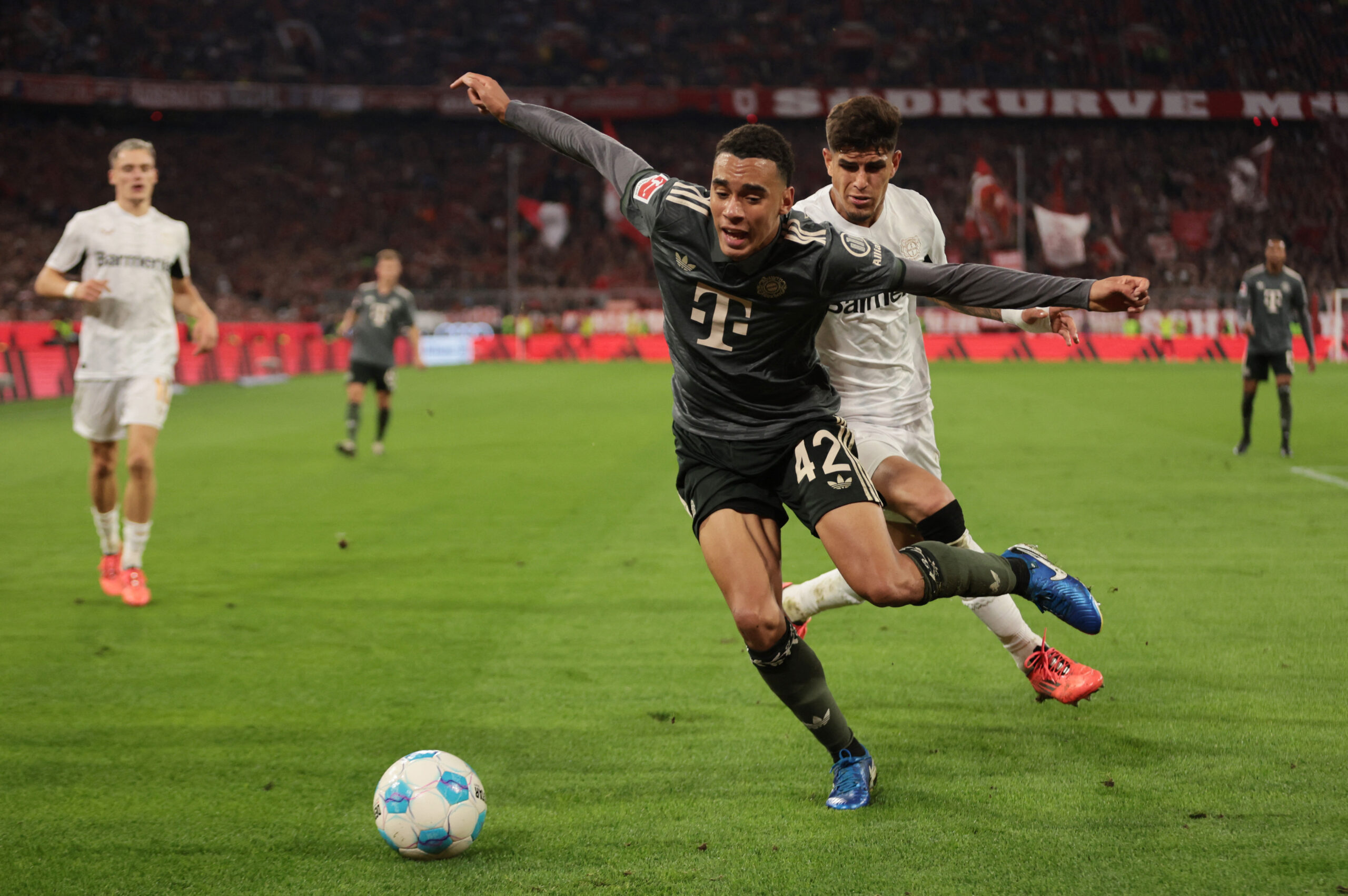 Soccer Football - Bundesliga - Bayern Munich v Bayer Leverkusen - Allianz Arena, Munich, Germany - September 28, 2024 Bayern Munich&#039;s Jamal Musiala in action with Bayer Leverkusen&#039;s Piero Hincapie  DFL REGULATIONS PROHIBIT ANY USE OF PHOTOGRAPHS AS IMAGE SEQUENCES AND/OR QUASI-VIDEO.,Image: 913285467, License: Rights-managed, Restrictions: DFL RULES TO LIMIT THE ONLINE USAGE DURING MATCH TIME TO 15 PICTURES PER GAME. IMAGE SEQUENCES TO SIMULATE VIDEO IS NOT ALLOWED AT ANY TIME. FOR FURTHER QUERIES PLEASE CONTACT DFL DIRECTLY AT + 49 69 650050, Model Release: no, Credit line: Leonhard Simon / Reuters / Forum