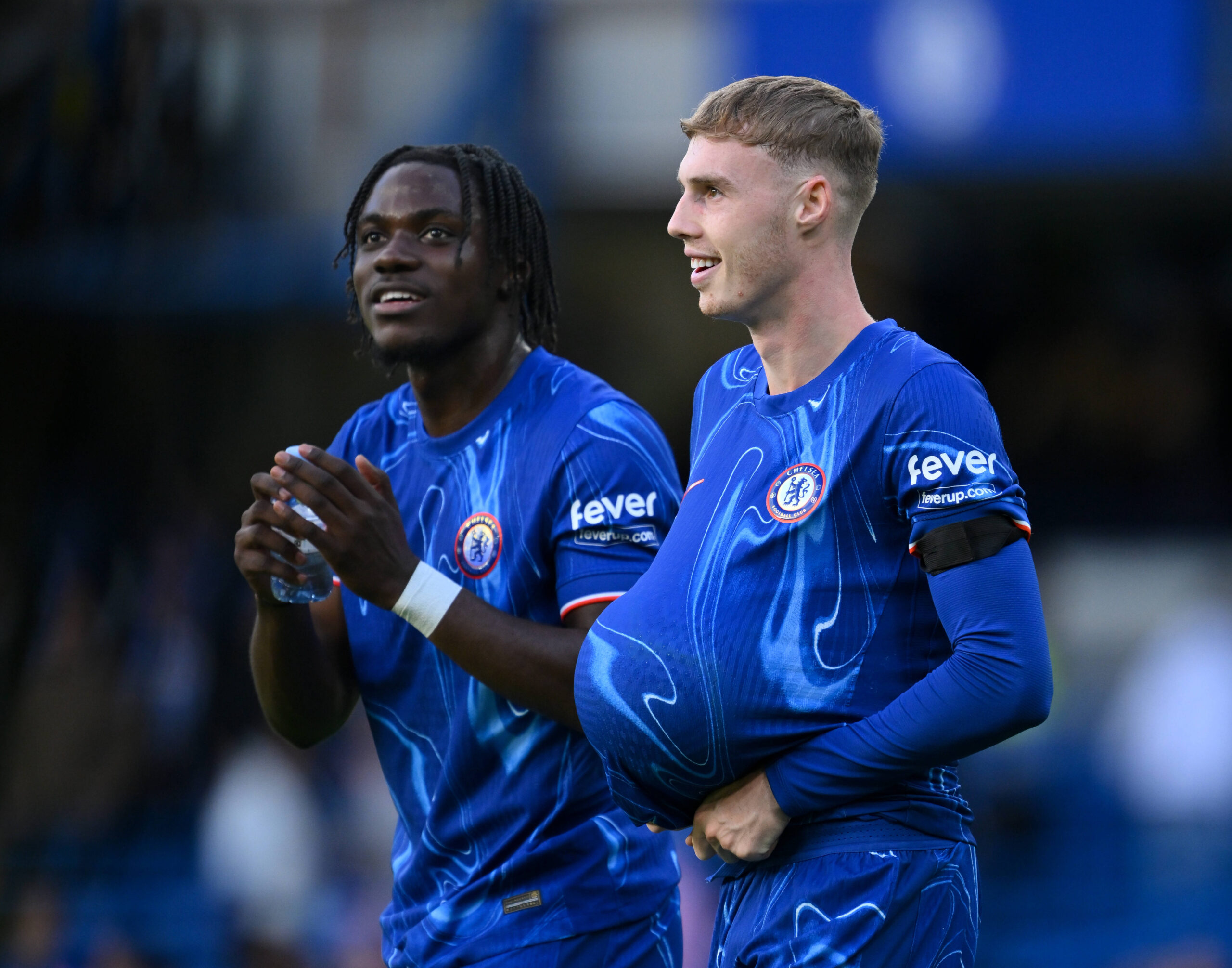 Football - 2024 / 2025 Premier League - Chelsea vs Brighton &amp; Hove Albion - Stamford Bridge - Saturday 28th September 2024. Chelsea s Cole Palmer with Romeo Lavia and the match ball after he scorers 4 goals. COLORSPORT / ASHLEY WESTERN,Image: 913506588, License: Rights-managed, Restrictions: PUBLICATIONxNOTxINxUK, Model Release: no, Credit line: IMAGO / imago sport / Forum