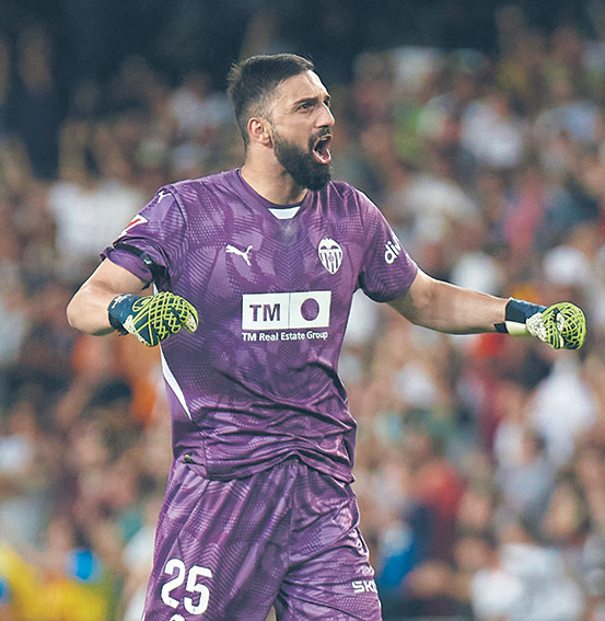 LaLiga EA Sports, Valencia CF v Villarreal CF VALENCIA, SPAIN - AUGUST 31: Giorgi Mamardashvili Goalkeeper of Valencia CF celebrates during the LaLiga EA Sports match between Valencia CF and Villarreal CF at Mestalla Stadium on August 31, 2024 in Valencia, Spain. Photo by Jose Torres/Photo Players Images/Magara Press Valencia Mestalla Stadium Spain Copyright: xJosexTorresx