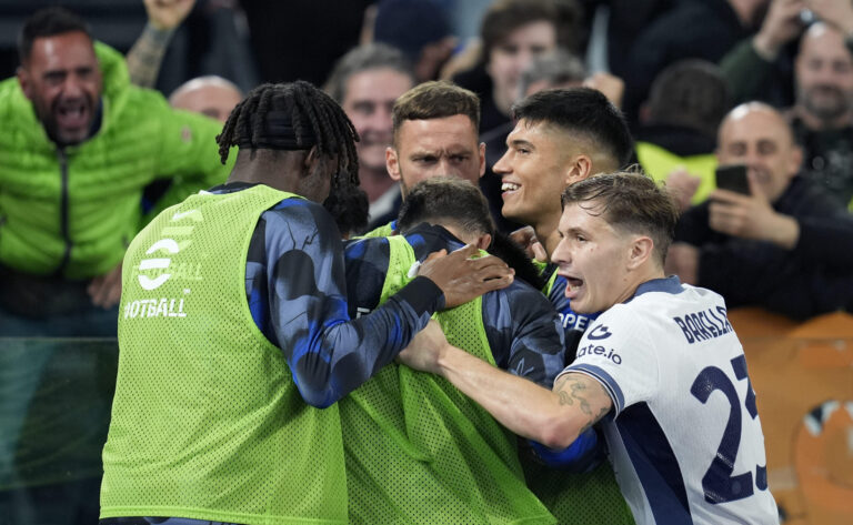 Lautaro Martinez (FC Internazionale) celebrates after scoring his team&#039;s first goal with team mates during the Serie A match between AS Roma and FC Internazionale at Olimpico on October 20, 2024 in Rome, Italy.   (Photo by Matteo Ciambelli/DeFodi Images) 
LIGA WLOSKA PILKA NOZNA SEZON 2024/2025
FOT.DEFODI IMAGES/newspix.pl / 400mm.pl
POLAND ONLY!

---
newspix.pl / 400mm.pl