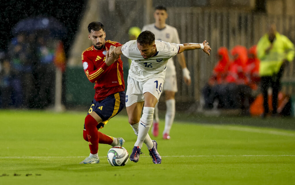 Alex Baena (Spain)  und Strahinja Erakovic (Serbia) battle for the ball during the UEFA Nations League 2024/25 League A Group A4 match between Spain and Serbia at Estadio Nuevo Arcangel on October 15, 2024 in Cordoba, Spain.   (Photo by Manu Reino/DeFodi Images)  
PILKA NOZNA LIGA NARODOW HISZPANIA - SERBIA
FOT. DEFODI IMAGES/newspix.pl / 400mm.pl
POLAND ONLY!
---
newspix.pl / 400mm.pl