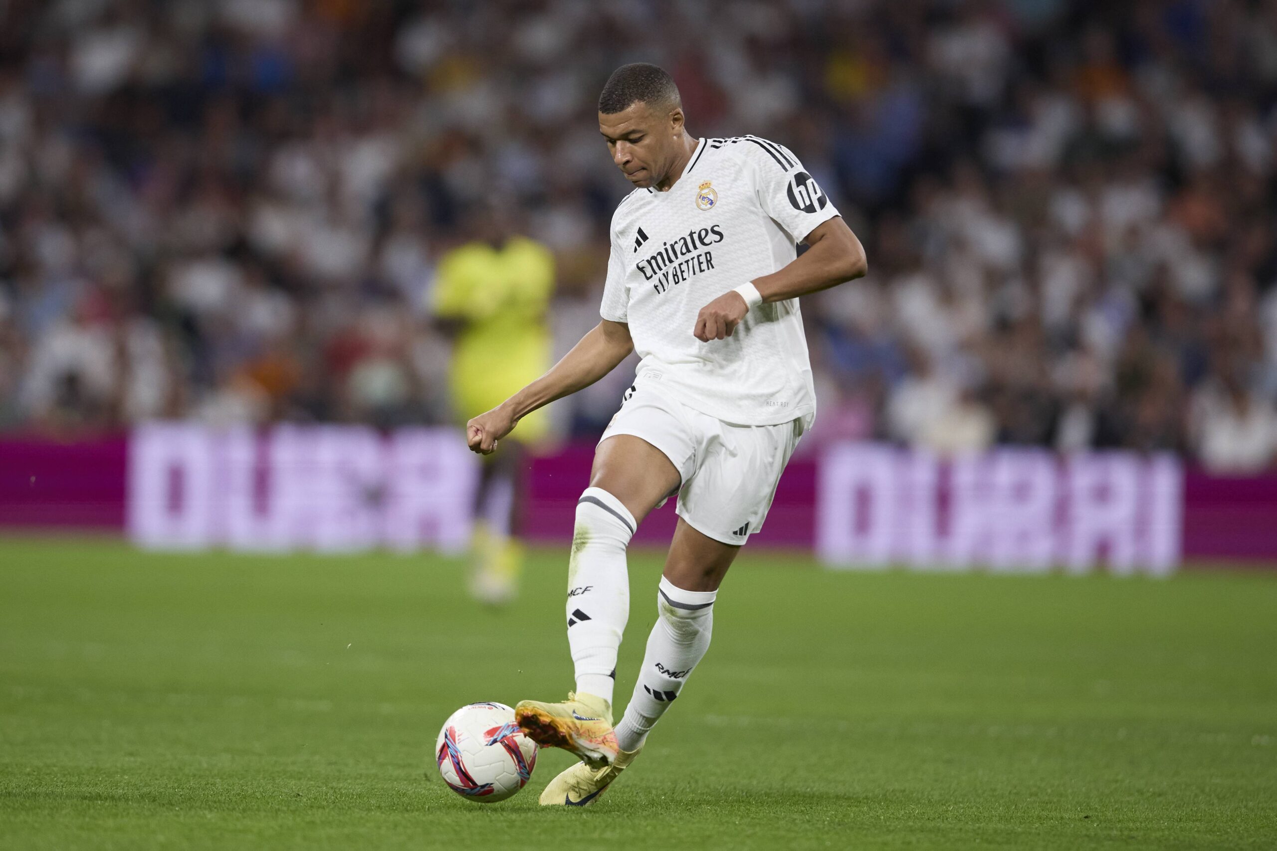 Kyliam Mbappe (Real Madrid CF) controls the ball during the LaLiga match between Real Madrid and Villarreal CF at Santiago Bernabu on October 5, 2024 in Madrid, Spain.   (Photo by Manu Reino/DeFodi Images) 
PILKA NOZNA LIGA HISZPANSKA SEZON 2024/2025
FOT. DEFODI IMAGES/newspix.pl / 400mm.pl
POLAND ONLY!
---
newspix.pl / 400mm.pl