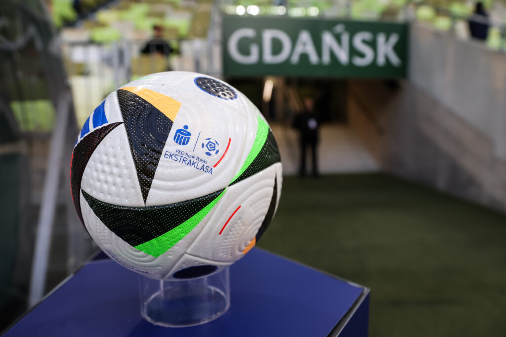 GDANSK 26.07.2024 
SPORT PILKA NOZNA PKO BANK POLSKI EKSTRAKLASA SEZON 2024/25 MECZ LECHIA GDANSK - MOTOR LUBLIN - - -  FOOTBALL POLISH TOP LEAGUE SEASON 2024 - 2025 MATCH GAME LECHIA GDANSK - MOTOR LUBLIN - - - 
NZ PILKA ADIDAS FUSSBALLLIEBE OFICJALNA PILKA PKO EKSTRAKLASA , LOGO LOGOTYP , TUNEL TUNNEL , 
FOT. GRZEGORZ RADTKE / 400mm.pl