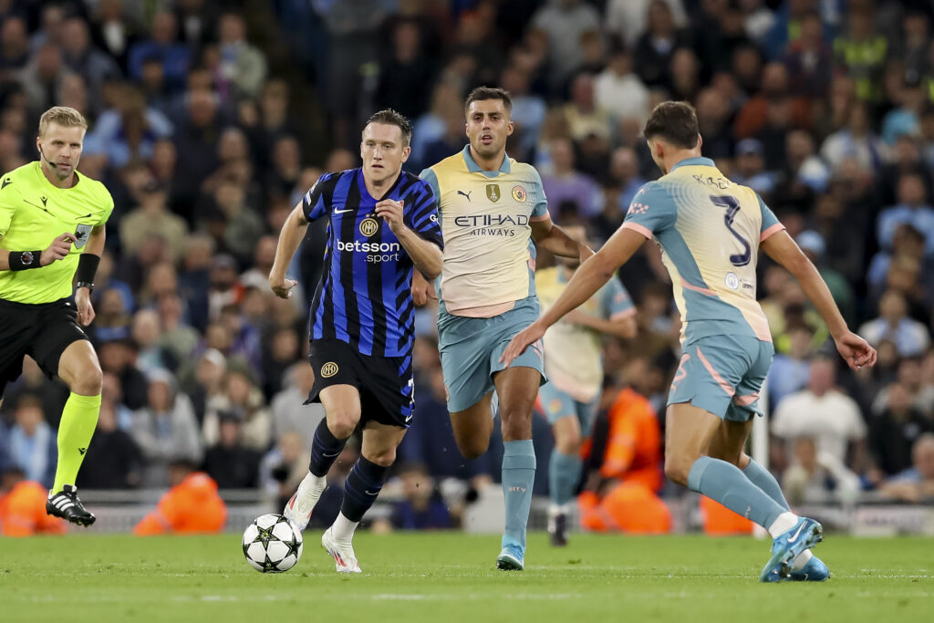 Piotr Zielinski (Inter Mailand)  und RĂşben Dias (Manchester City) battle for the ball during the UEFA Champions League 2024/25 League Phase MD1 match between Manchester City and FC Internazionale Milano at Etihad Stadium on September 18, 2024 in Manchester, England.   (Photo by Ryan Crockett/DeFodi Images)  
LIGA MISTRZOW UEFA PILKA NOZNA SEZON 2024/2025
FOT. DEFODI IMAGES/newspix.pl / 400mm.pl

POLAND ONLY !!
---
newspix.pl / 400mm.pl