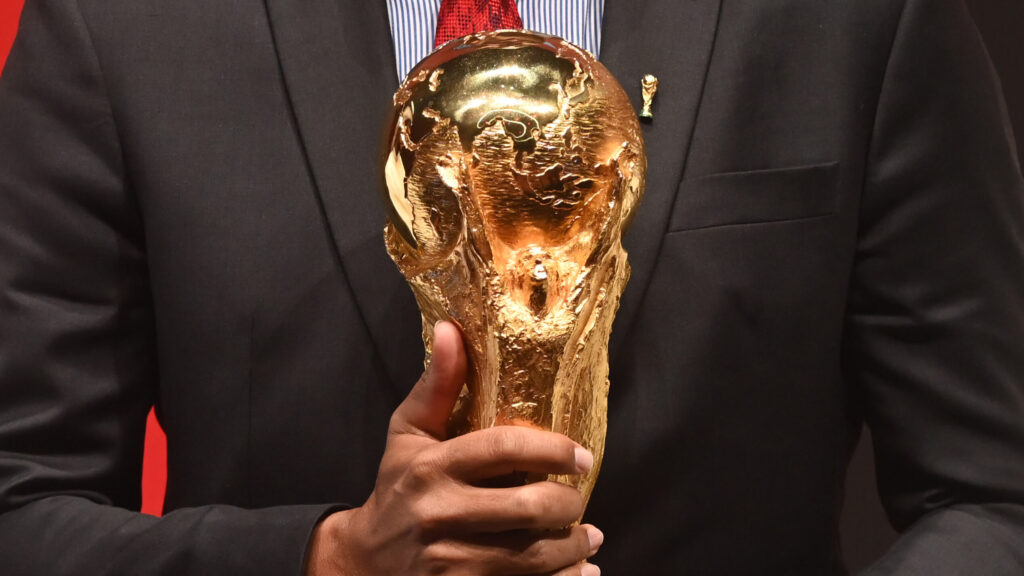 (220516) -- KUWAIT CITY, May 16, 2022 (Xinhua) -- Brazilian former soccer player Gilberto Silva displays the World Cup trophy during a FIFA World Cup Trophy Tour event in Kuwait City, Kuwait, May 16, 2022. (Xinhua)

16.05.2022 Kuwejt
Pilka nozna Mistrzostwa Swiata
Trophy Tour - Wizyta Pucharu Swiata w Kuwejcie
FOTO Xinhua / PressFocus

POLAND ONLY!!