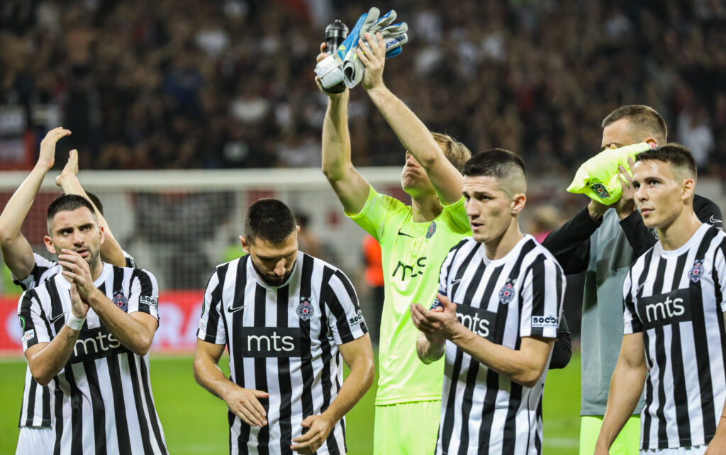 (L-R) ZIVKOVIC, LUTOVAC, POPOVIC (GK), UROSEVIC and MARKOVIC of Partizan Belgrade look sad and greet their fans at the end of the UEFA Europa Conference League football match between OGC Nice and FK Partizan Belgrade at the Allianz Riviera stadium on October 27, 2022 in Nice, France
2022.10.27 Nicea
Pilka nozna liga konferencji europy
OGC Nice - FK Partizan Belgrade
Foto Adil Benayache/SIPA/PressFocus

!!! POLAND ONLY !!!