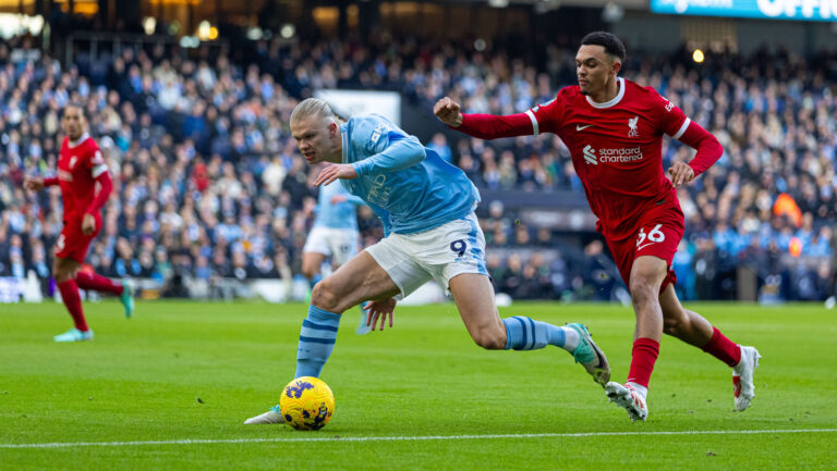 (231126) -- MANCHESTER, Nov. 26, 2023 (Xinhua) -- Manchester City&#039;s Erling Haaland (L) is chased down by Liverpool&#039;s Trent Alexander-Arnold during the English Premier League match between Manchester City and Liverpool in Manchester, Britain, on Nov. 25, 2023. (Xinhua) 
FOR EDITORIAL USE ONLY. NOT FOR SALE FOR MARKETING OR ADVERTISING CAMPAIGNS. NO USE WITH UNAUTHORIZED AUDIO, VIDEO, DATA, FIXTURE LISTS, CLUB/LEAGUE LOGOS OR &quot;LIVE&quot; SERVICES. ONLINE IN-MATCH USE LIMITED TO 45 IMAGES, NO VIDEO EMULATION. NO USE IN BETTING, GAMES OR SINGLE CLUB/LEAGUE/PLAYER PUBLICATIONS.

2023.11.25 Manchester
pilka nozna liga angielska
Manchester City - FC Liverpool
Foto Li Ying/Xinhua/PressFocus

!!! POLAND ONLY !!!