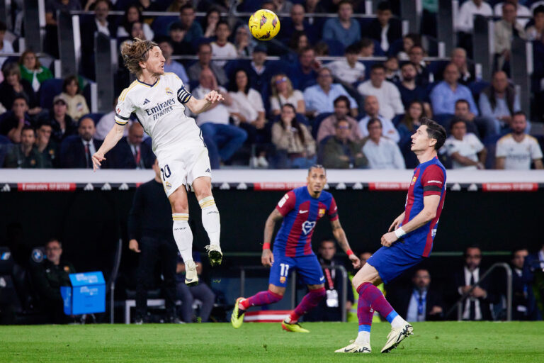 (L-R) Luka Modric of Real Madrid CF and Robert Lewandowski of FC Barcelona seen in action during the La Liga EA Sports 2023/24 football match between Real Madrid CF vs FC Barcelona at Santiago Bernabeu stadium. Final score; Real Madrid 3:2 FC Barcelona (Photo by Ruben Albarran / SOPA Images/Sipa USA)
2024.04.21 Madryt
pilka nozna , liga hiszpanska
Real Madryt - FC Barcelona
Foto Ruben Albarran/SOPA Images/SIPA USA/PressFocus

!!! POLAND ONLY !!!