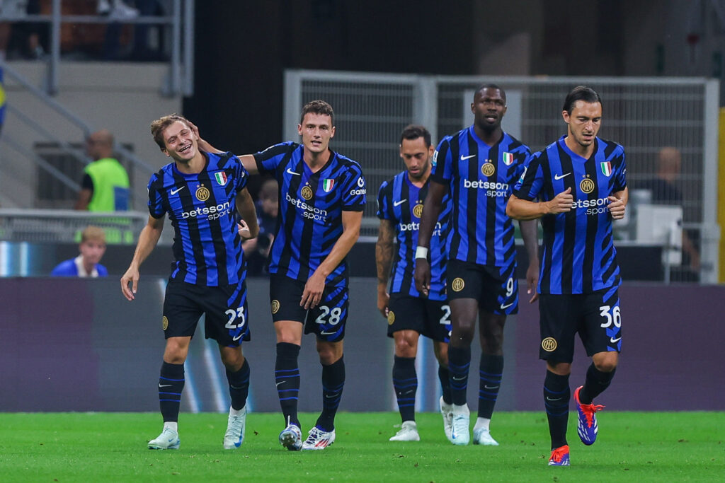 Nicolo Barella of FC Internazionale celebrates with his teammates after scoring a goal during Serie A 2024/25 football match between FC Internazionale and Atalanta BC at Giuseppe Meazza Stadium, Milan, Italy on August 30, 2024 (Photo by Fabrizio Carabelli/IPA Sport / i/IPA/Sipa USA)
2024.08.30 Mediolan
pilka nozna liga wloska
Inter Mediolan - Atalanta Bergamo
Foto Fabrizio Carabelli/IPA Sport/ipa-agency.net/SIPA USA/PressFocus

!!! POLAND ONLY !!!