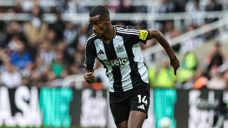 Alexander Isak of Newcastle United breaks with the ball during the Premier League match Newcastle United vs Tottenham Hotspur at St. James&#039;s Park, Newcastle, United Kingdom, 1st September 2024

(Photo by Mark Cosgrove/News Images) in Newcastle, United Kingdom on 9/1/2024. (Photo by Mark Cosgrove/News Images/Sipa USA)
2024.09.01 Newcastle
pilka nozna liga angielska
Newcastle United - Tottenham Hotspur
Foto Mark Cosgrove/News Images/SIPA USA/PressFocus

!!! POLAND ONLY !!!