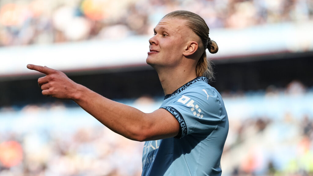 Erling Haaland of Manchester City gives his team instructions during the Premier League match Manchester City vs Fulham at Etihad Stadium, Manchester, United Kingdom, 5th October 2024

(Photo by Mark Cosgrove/News Images) in Manchester, United Kingdom on 10/5/2024. (Photo by Mark Cosgrove/News Images/Sipa USA)
2024.10.05 Manchester
Pilka nozna , liga angielska
Manchester City - Fulham Londyn
Foto Mark Cosgrove/News Images/SIPA USA/PressFocus

!!! POLAND ONLY !!!