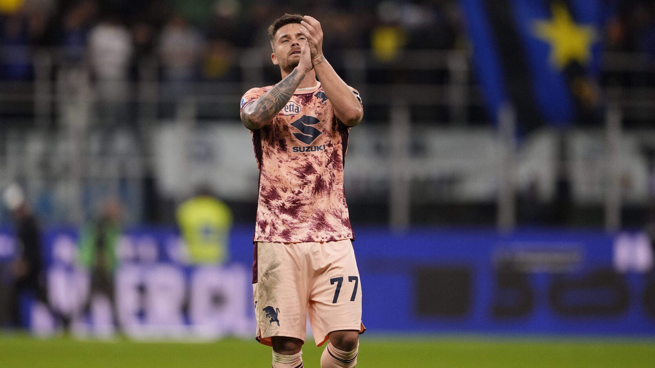 TorinoÕs Karol Linetty  greets the fans at the end of the match at the Serie A soccer match between Inter and Torino at the San Siro Stadium in Milan, Italy - October 5, 2024. Sport - Soccer EXCLUSIVE TORINO FC (Photo by Fabio Ferrari/LaPresse) (Photo by Fabio Ferrari/LaPresse/Sipa USA)
2024.09.04 Mediolan
pilka nozna liga wloska
Inter Mediolan - Torino FC
Foto Fabio Ferrari/LaPresse/SIPA USA/PressFocus

!!! POLAND ONLY !!!