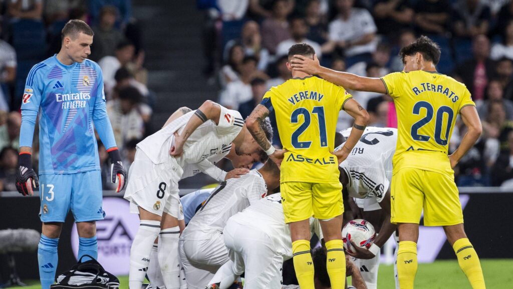 October 5, 2024, Madrid, Madrid, Spain: A large group of players from both teams gather around the injured player Daniel Carvajal of Real Madrid CF that seen on the ground during the La Liga EA Sports 2024/25 football match between Real Madrid CF vs Villarreal CF at Estadio Santiago Bernabeu on October 05, 2024 in Madrid, Spain. (Credit Image:  Alberto Gardin/ZUMA Press Wire)
FOT. ZUMA/newspix.pl / 400mm.pl
POLAND ONLY!
---
newspix.pl / 400mm.pl